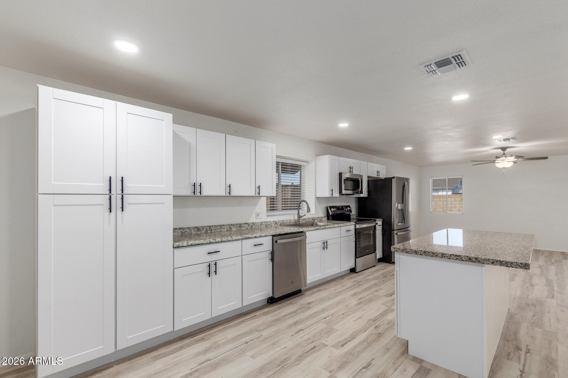 7226 W SUNNYSLOPE Lane