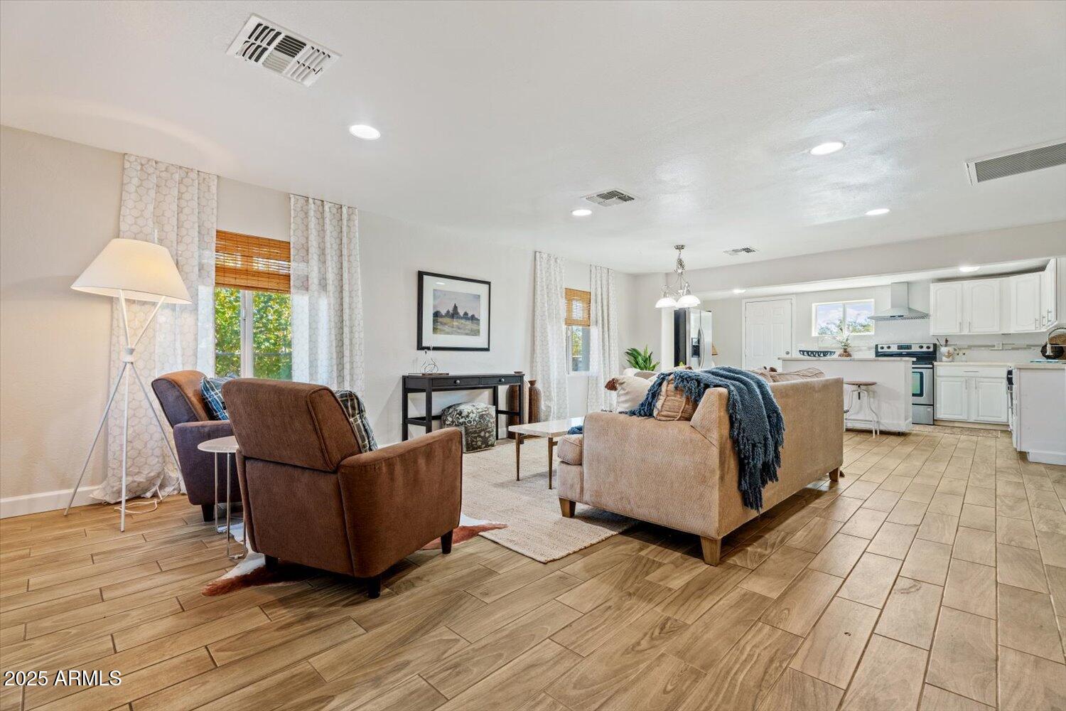 1927 W LAWRENCE Road