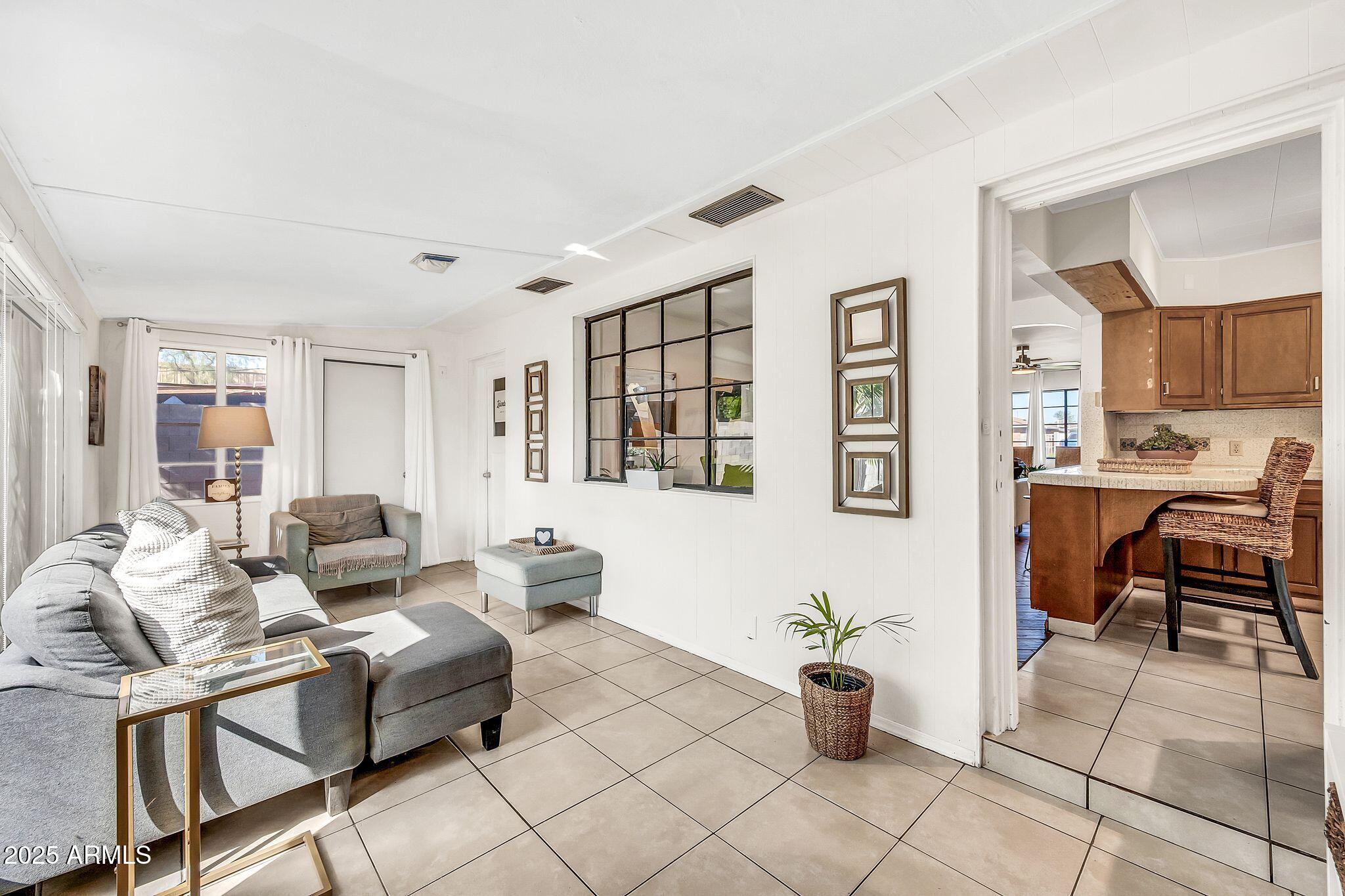 2023 E HUBBELL Street