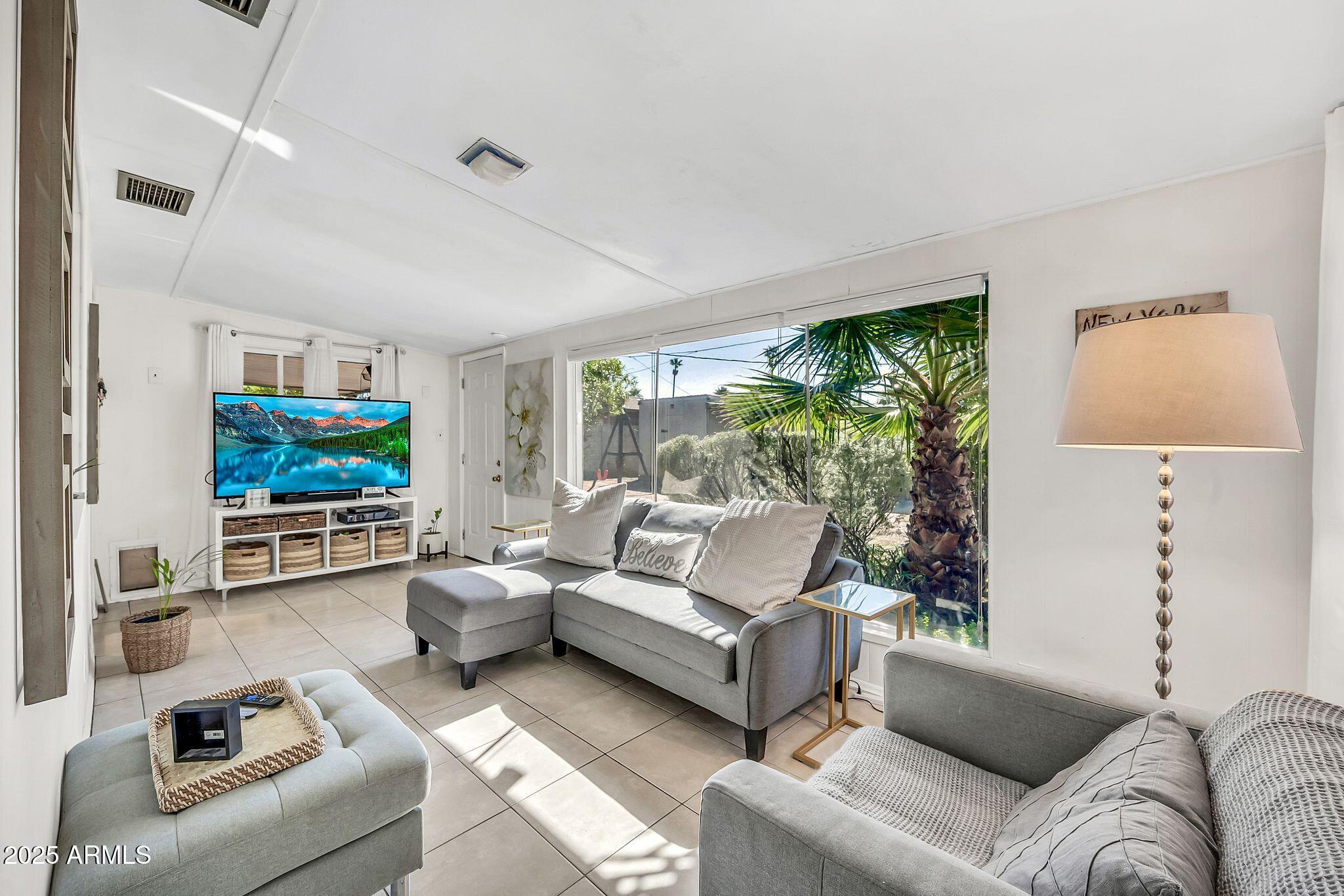 2023 E HUBBELL Street