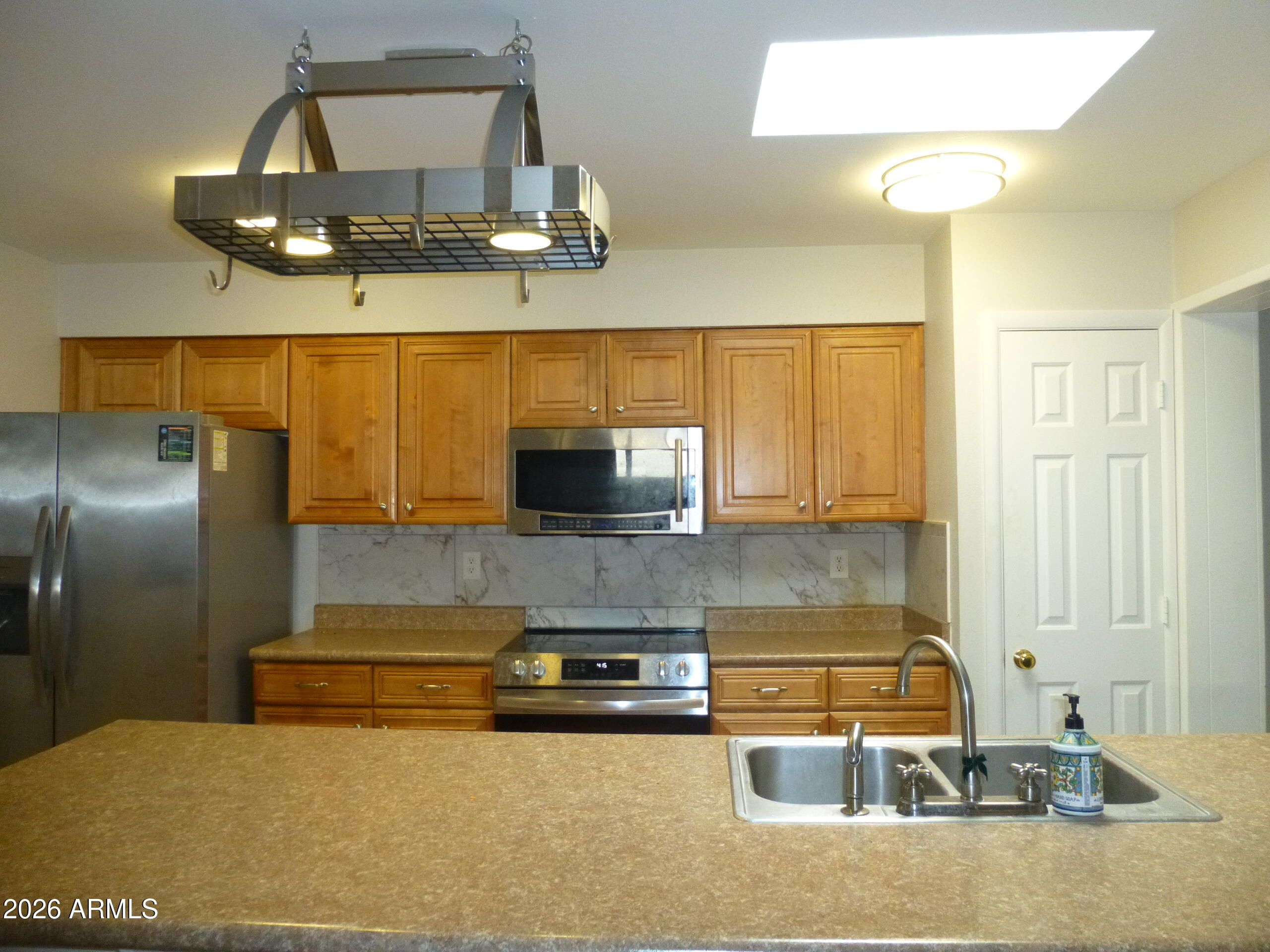 946 E LOMA VISTA Drive
