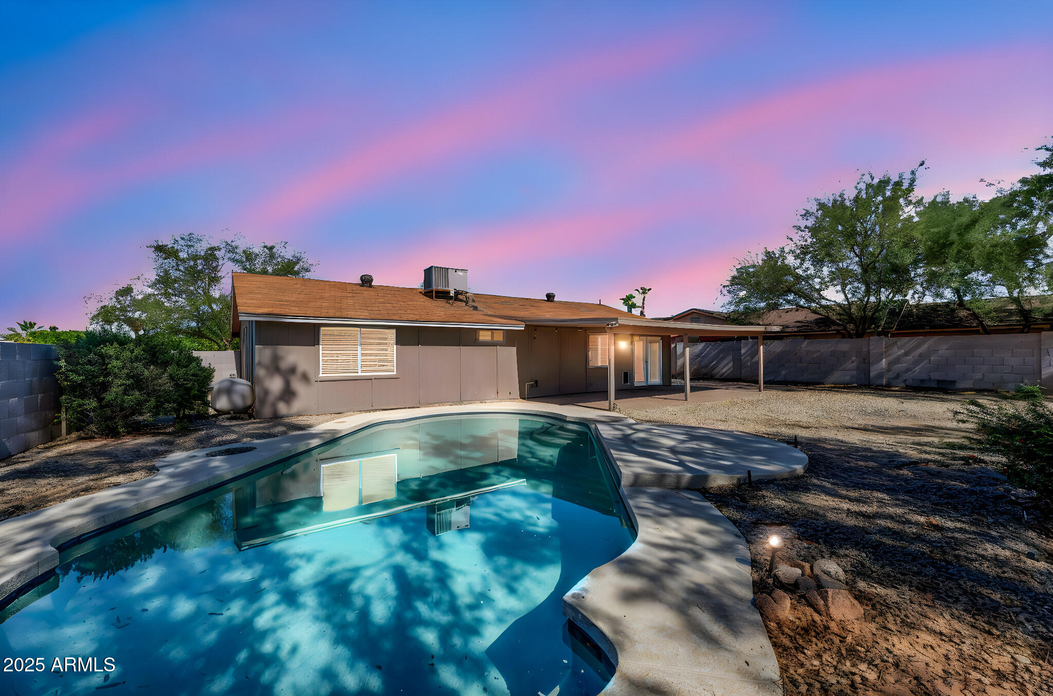 1403 W LOS ARBOLES Place