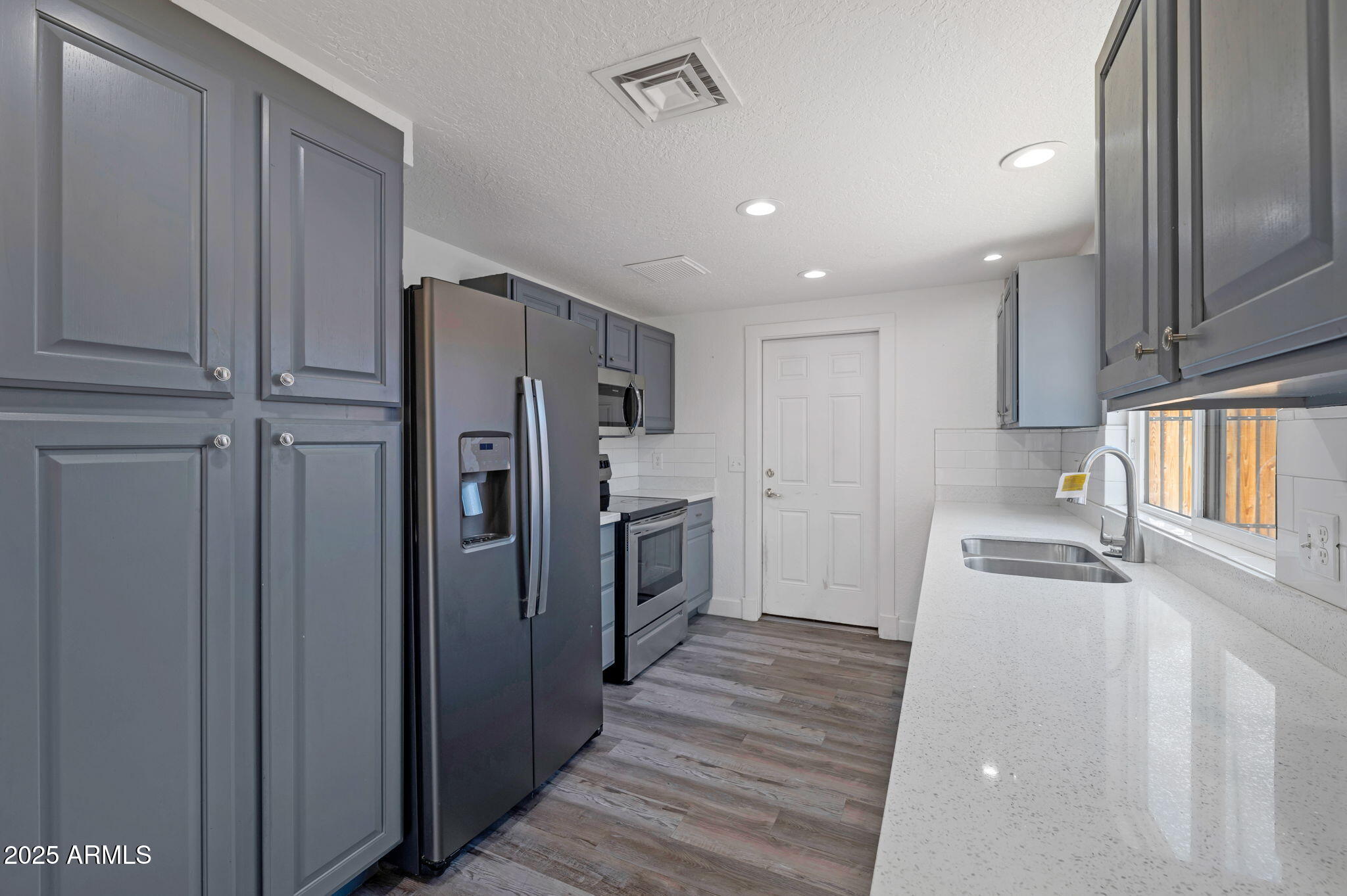 1403 W LOS ARBOLES Place