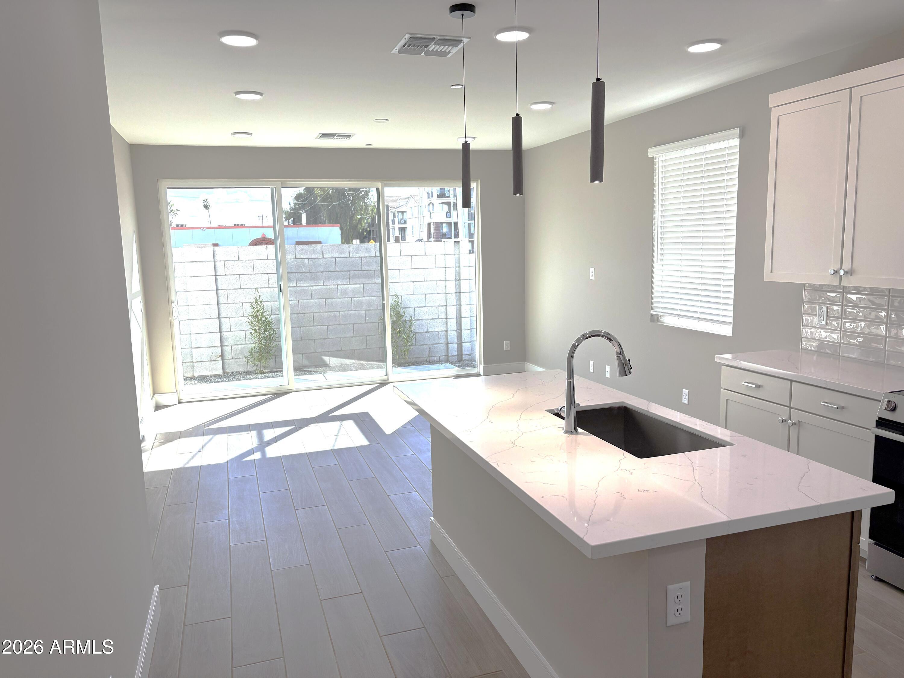 1011 E PASADENA Avenue