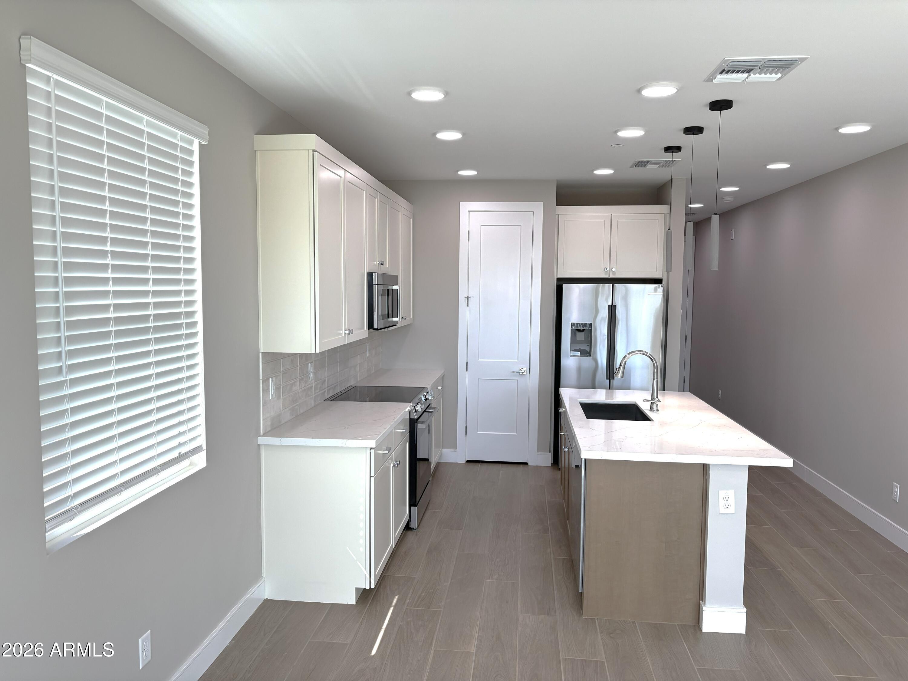 1011 E PASADENA Avenue