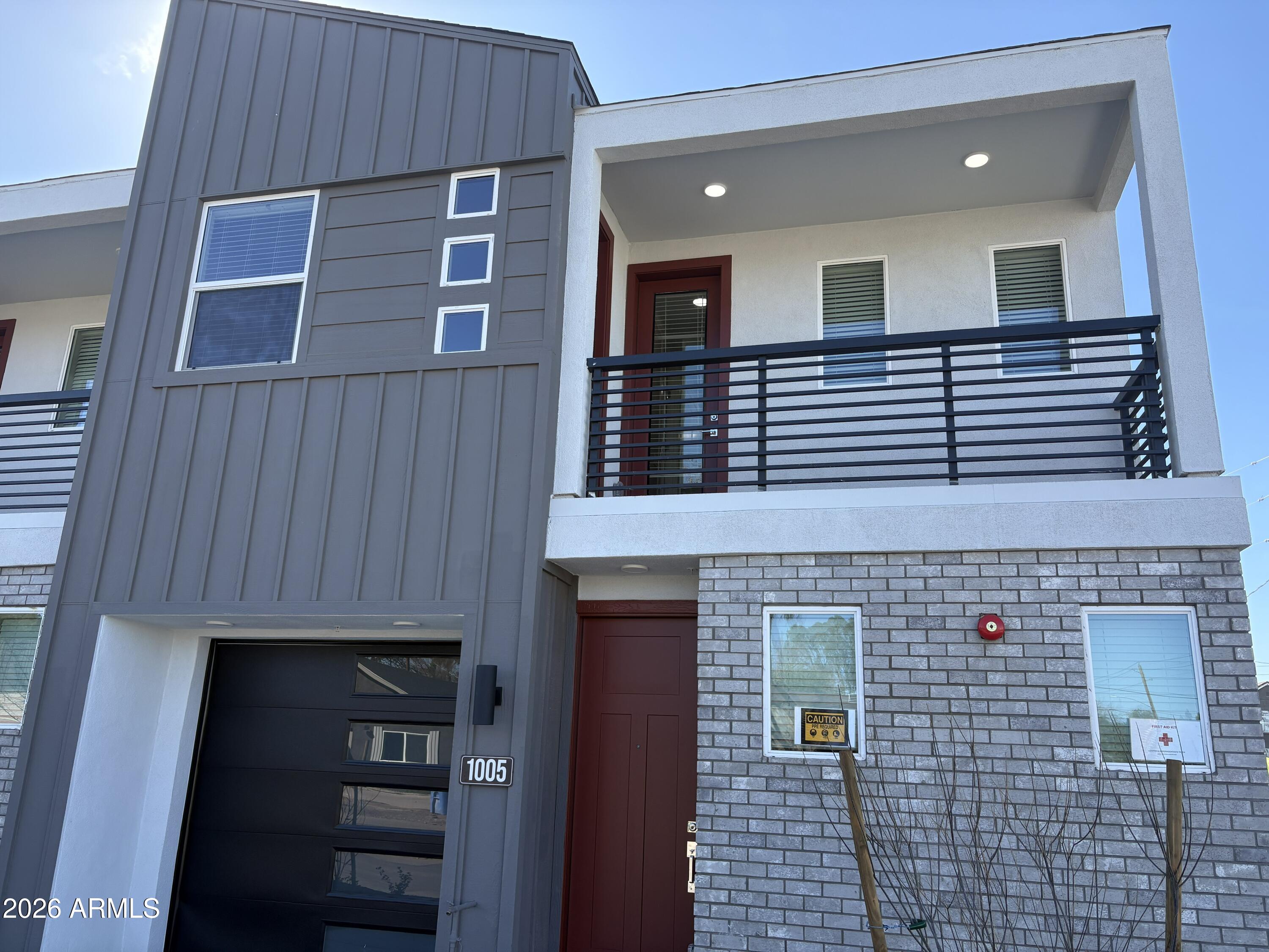 1011 E PASADENA Avenue