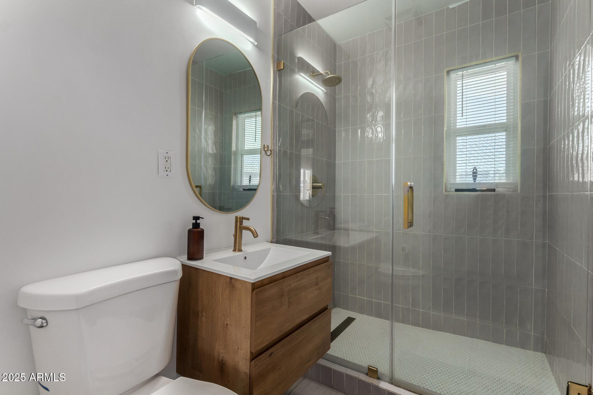 829 W MITCHELL Drive