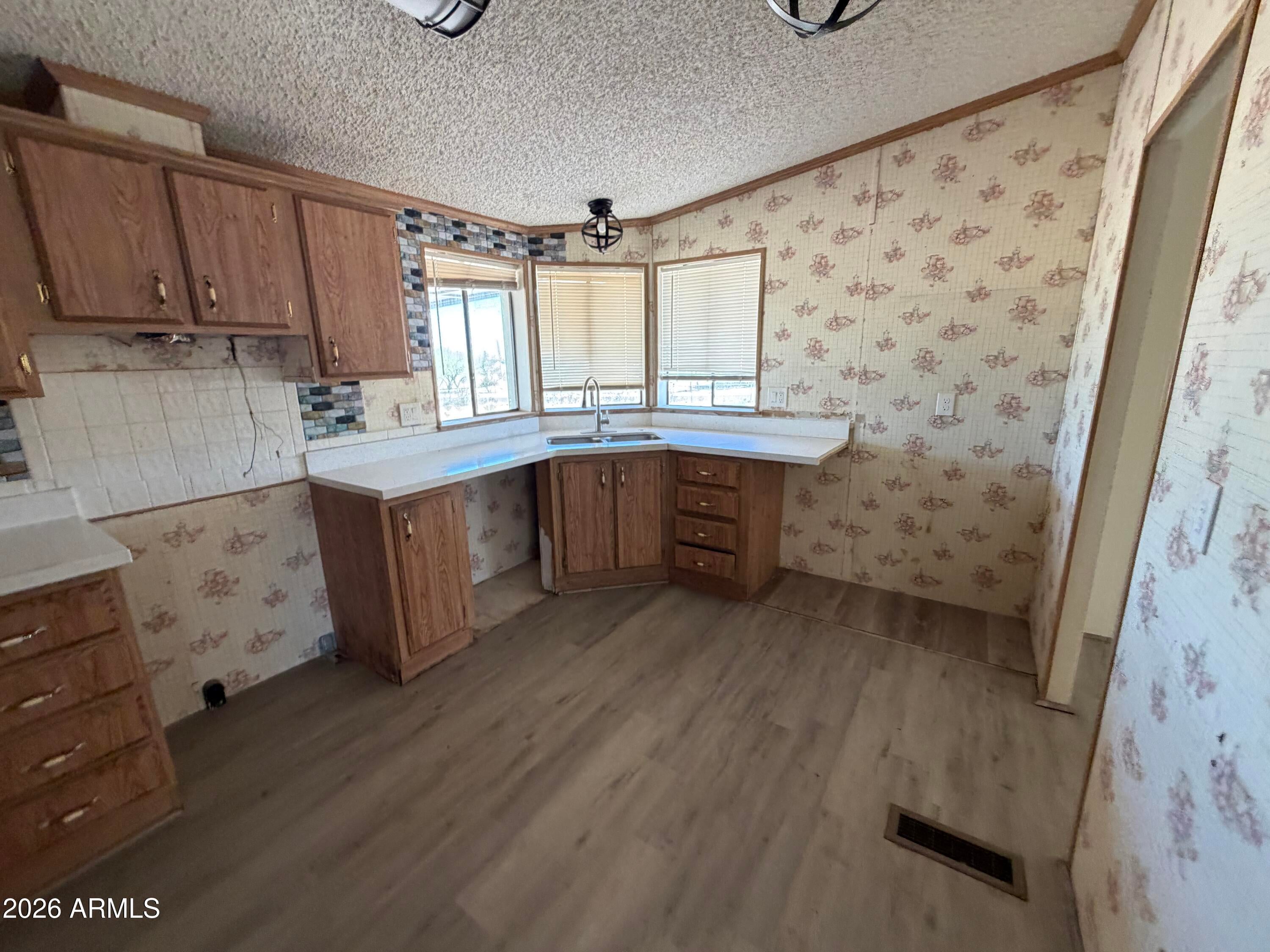 130 W CAMPBELL Avenue