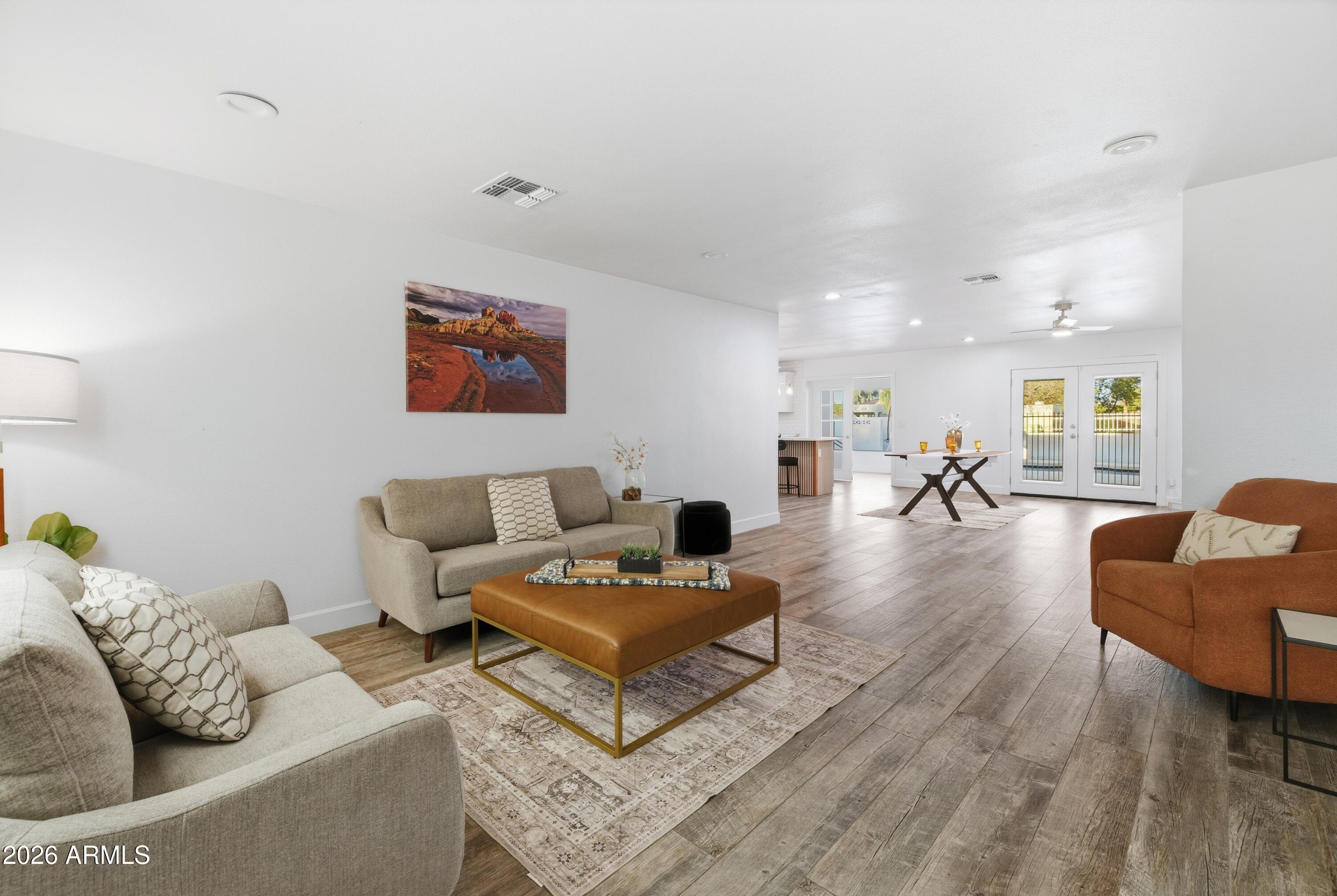 704 E MESQUITE Avenue