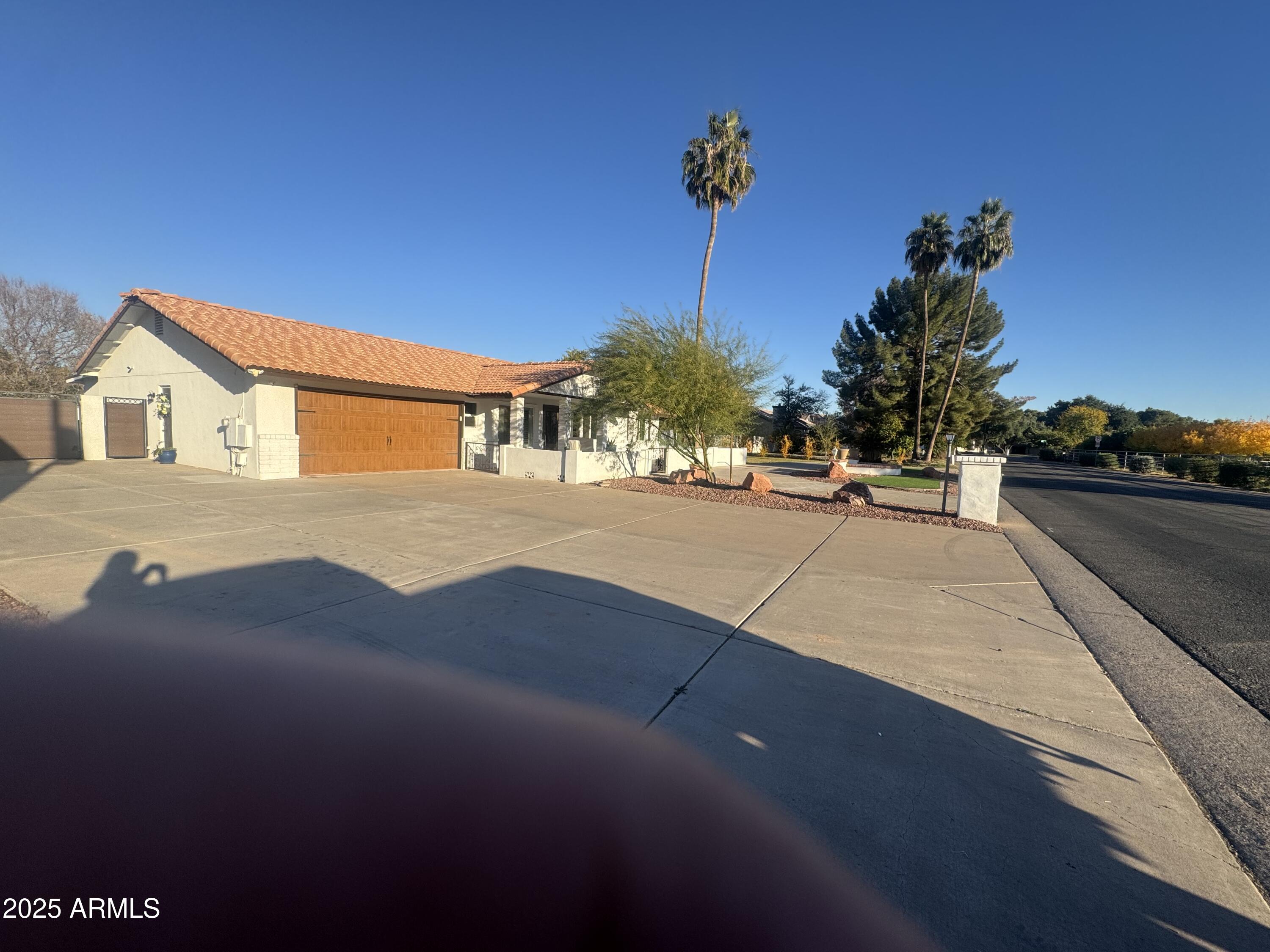 704 E MESQUITE Avenue