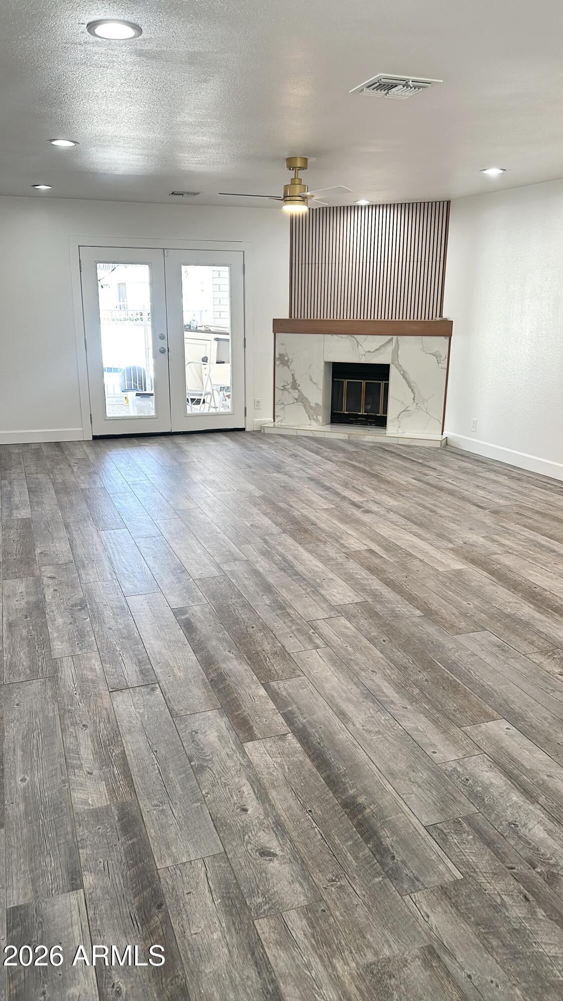 704 E MESQUITE Avenue