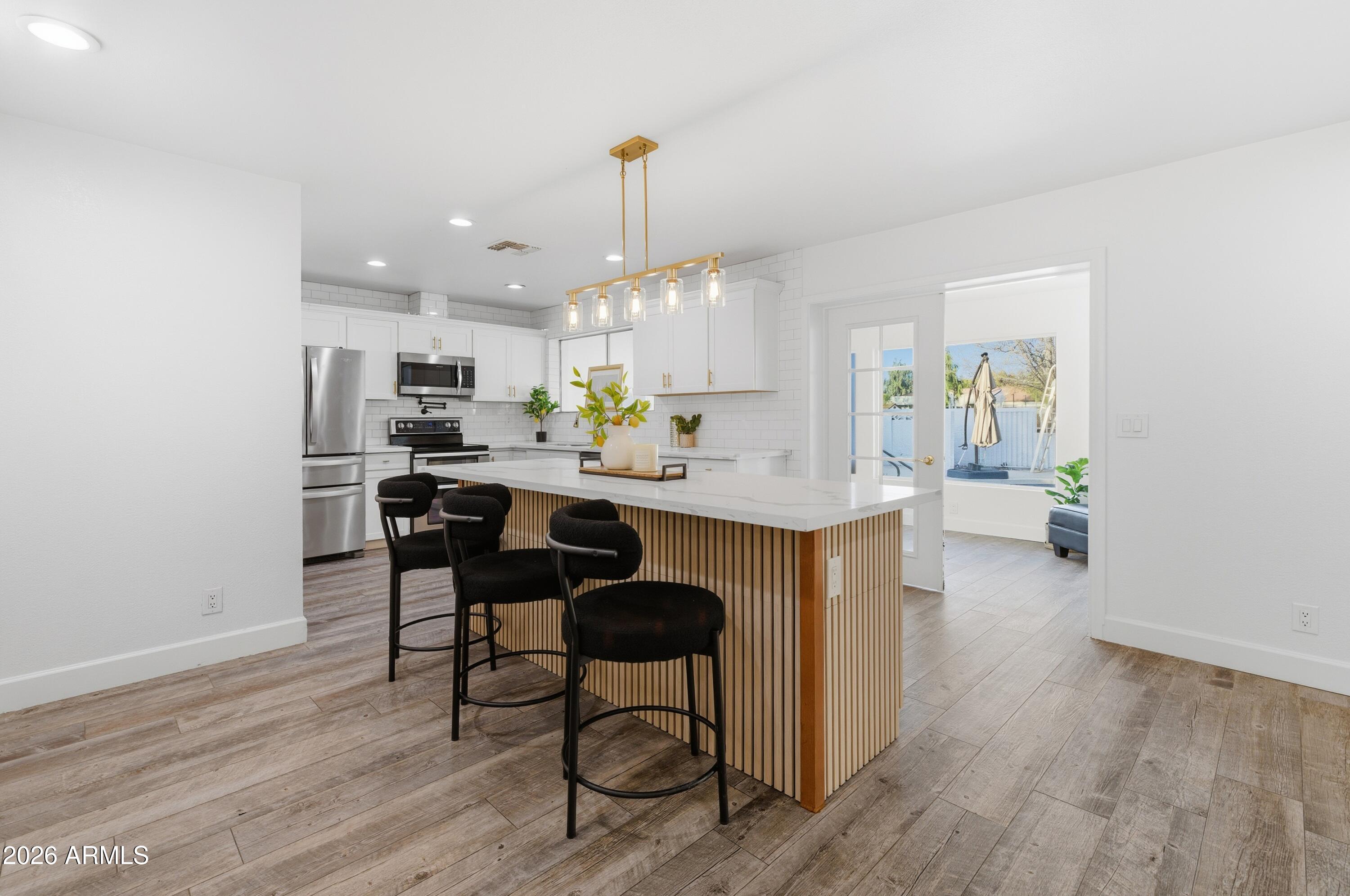 704 E MESQUITE Avenue