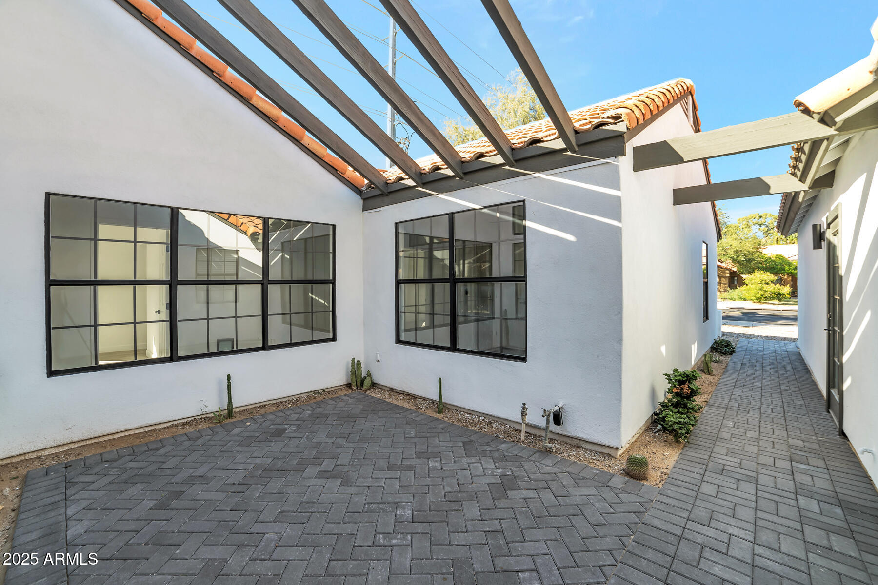 5601 E paradise Lane