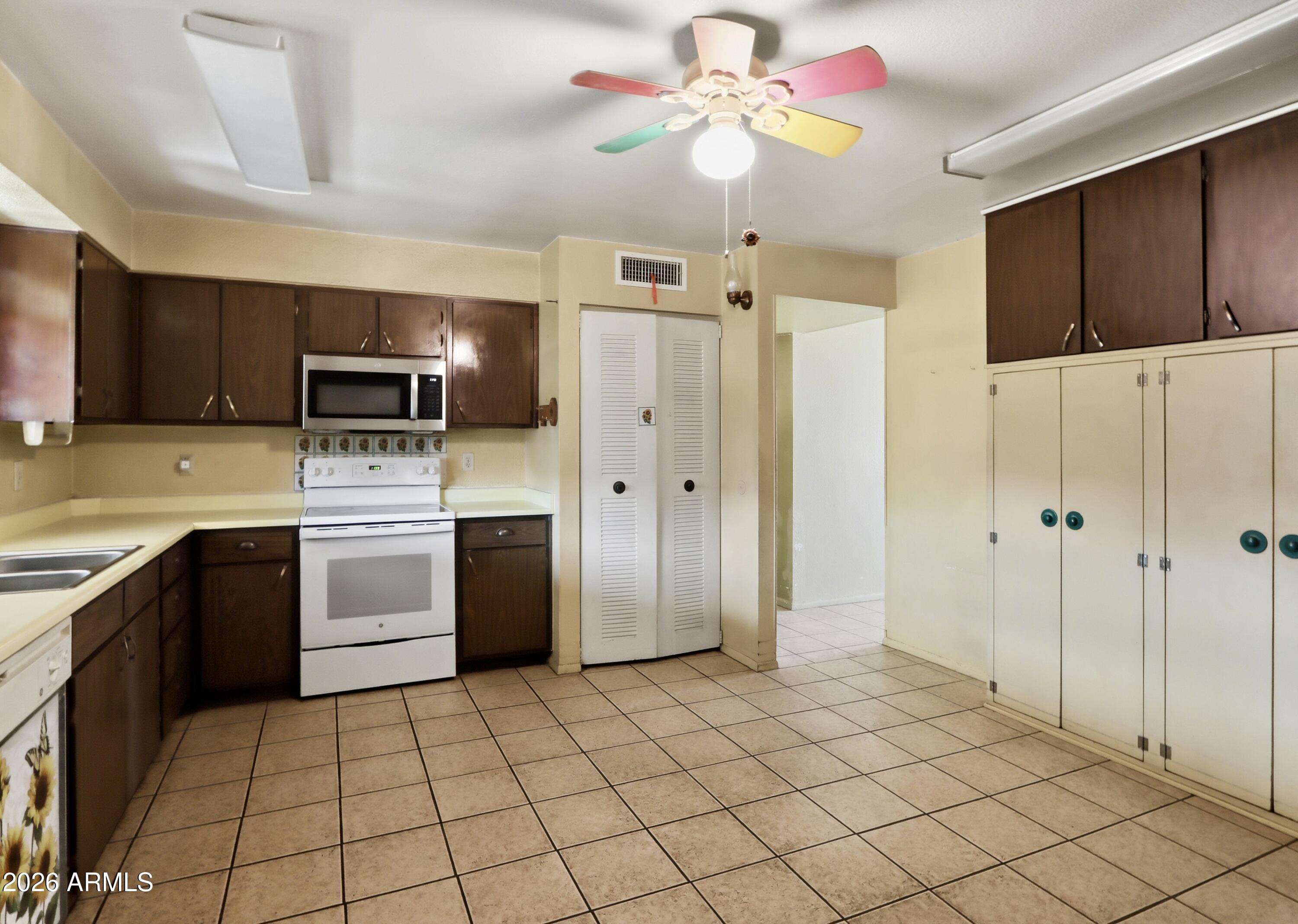 7149 W Wilshire Drive