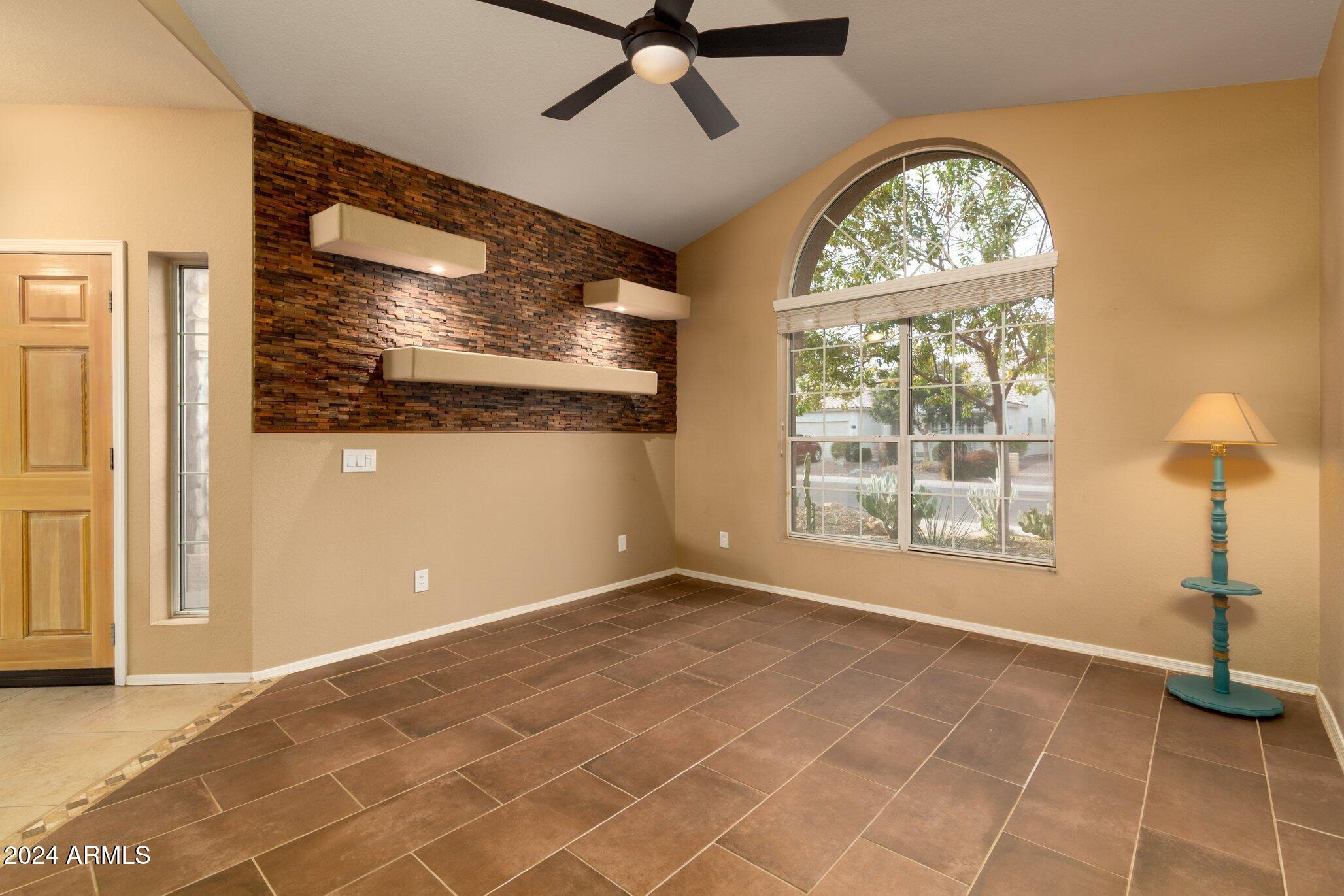 851 N PINEVIEW Drive