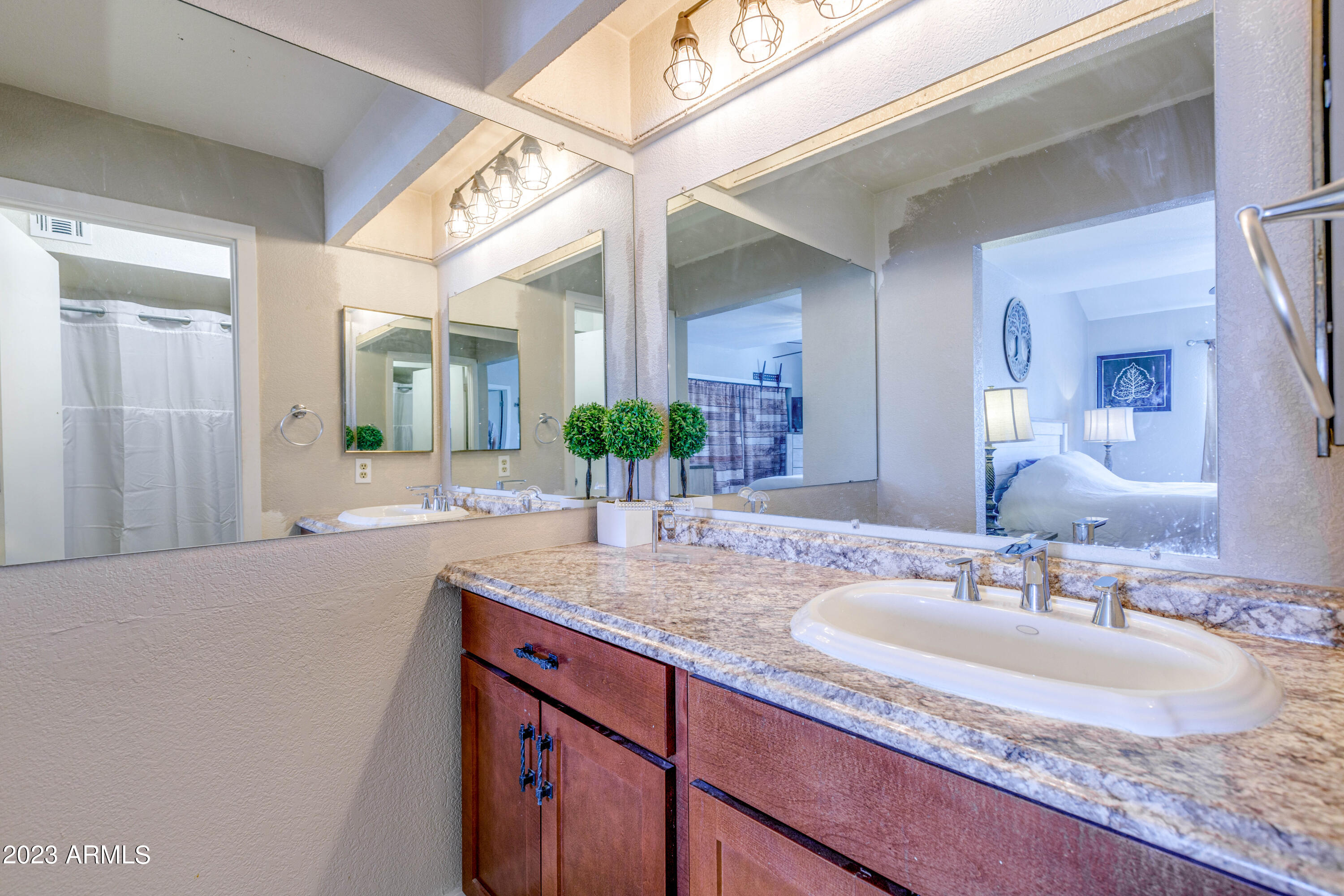 Photo 18 of 20 of 3102 E CLARENDON Avenue 201 condo