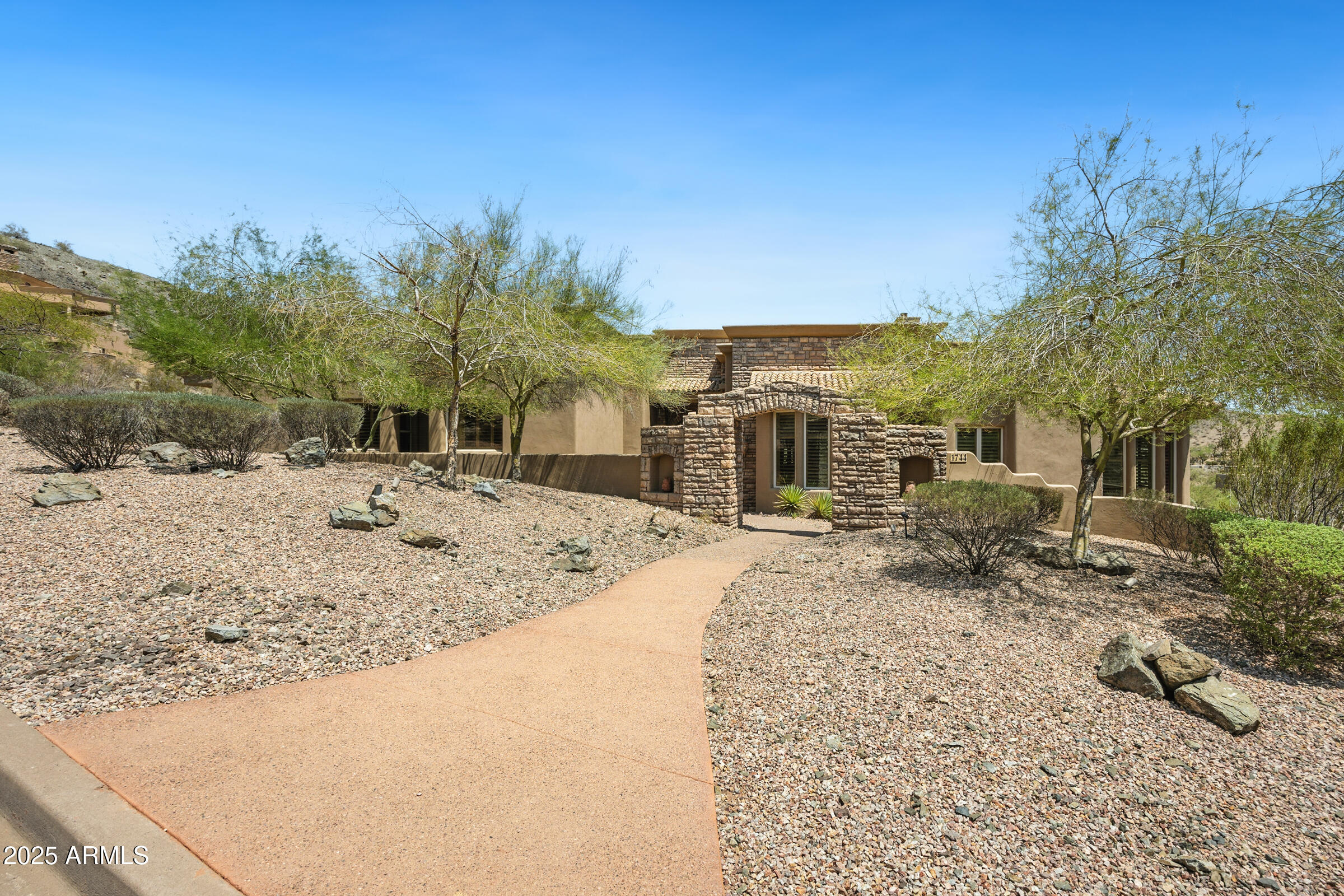 1744 E DESERT WILLOW Drive