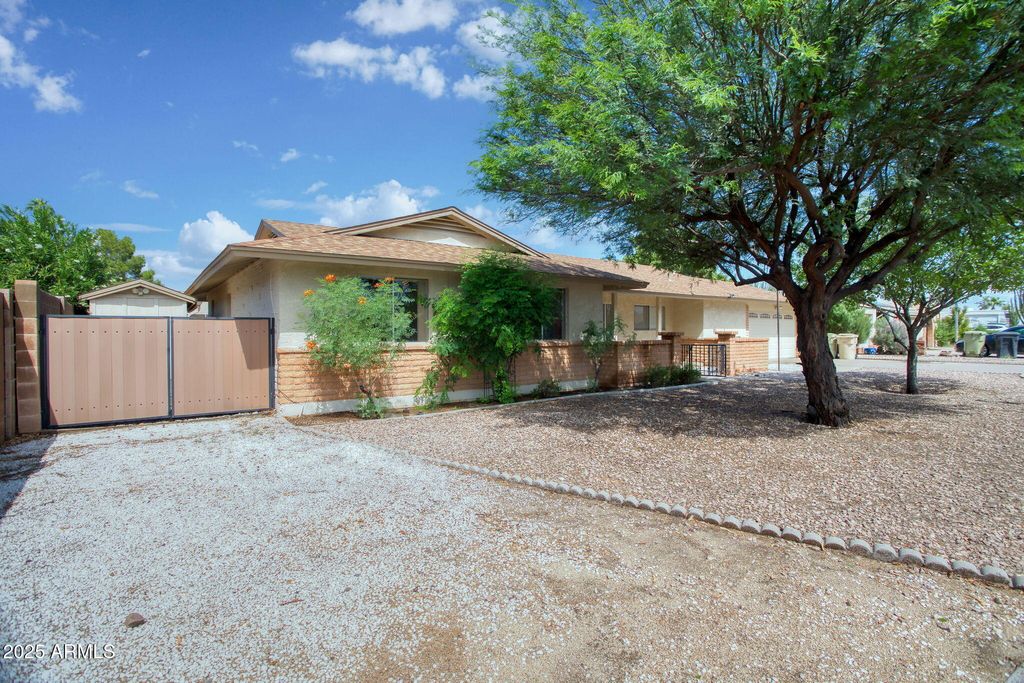 Photo of 5406 W Caron Street, Glendale, AZ 85302 (MLS # 6920954)