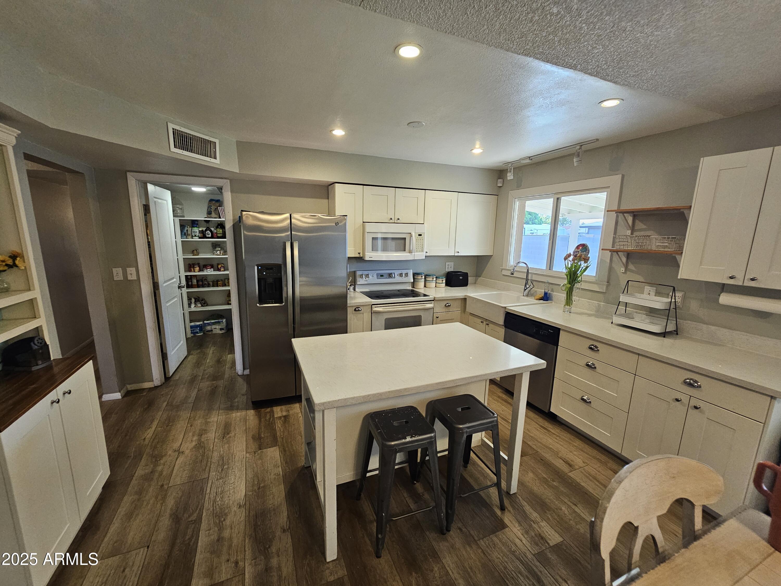 1904 E JARVIS Avenue