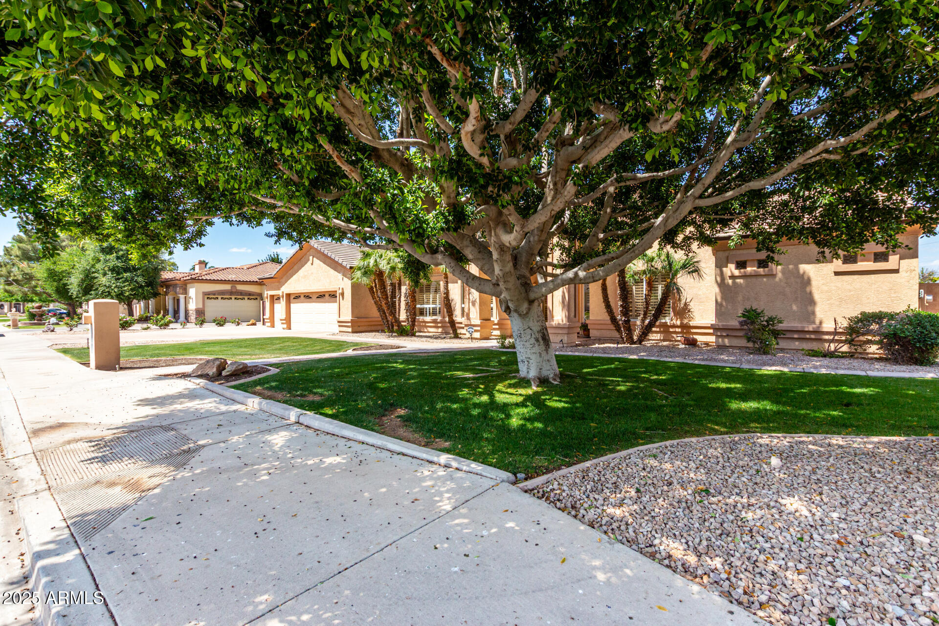 2528 N ASHBROOK Circle