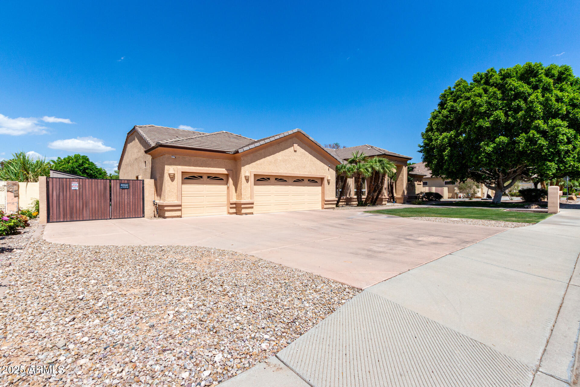 2528 N ASHBROOK Circle