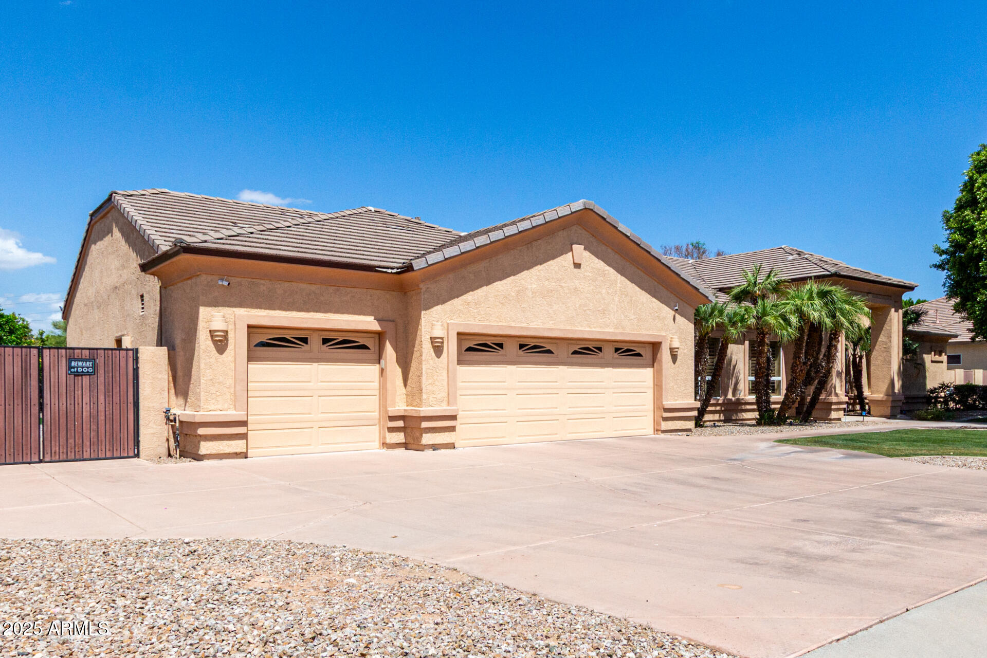 2528 N ASHBROOK Circle