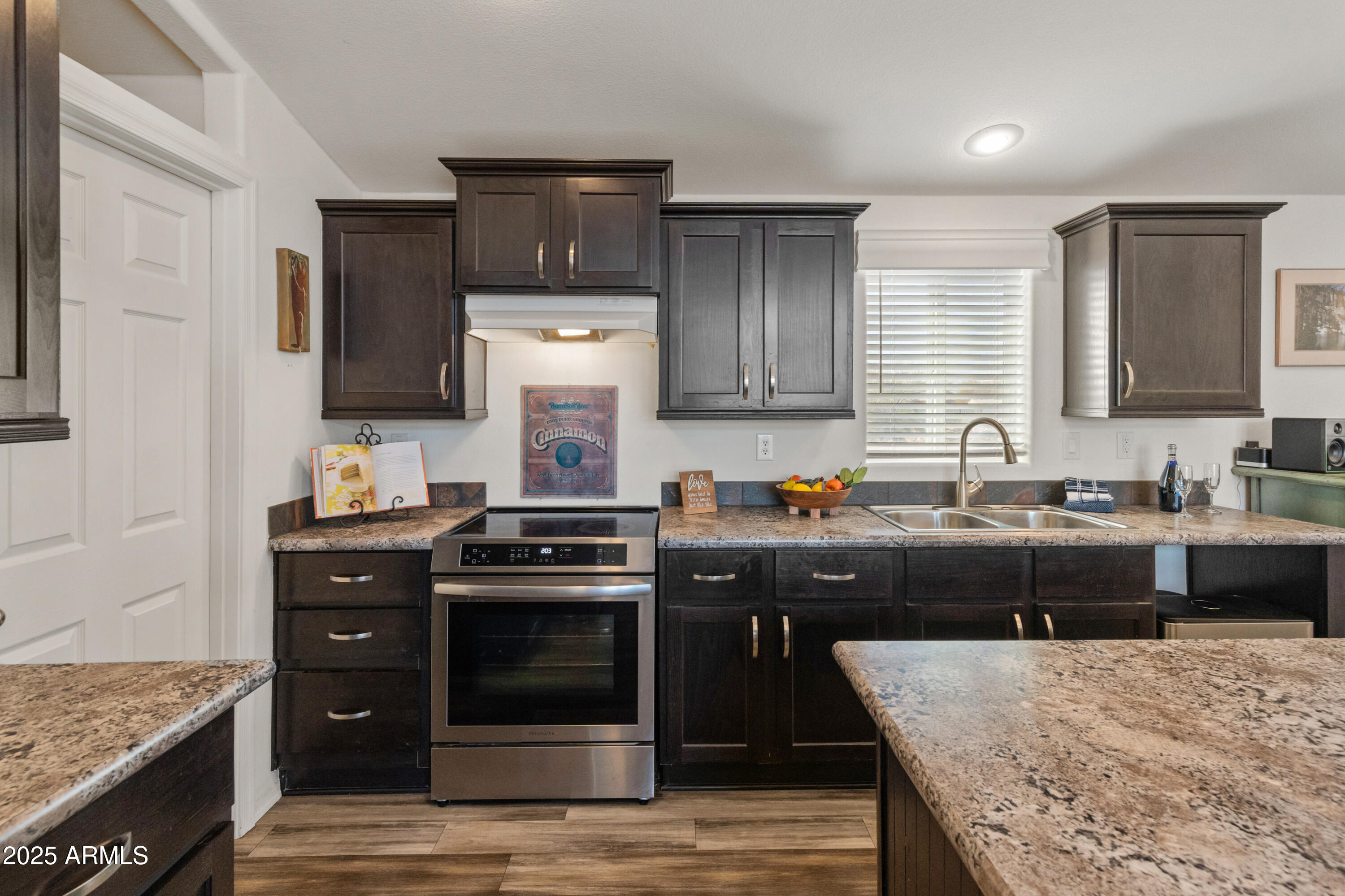 Apache Junction, Arizona 85120, United States, 3 Bedrooms Bedrooms, ,2 BathroomsBathrooms,Residential,Pending,8149