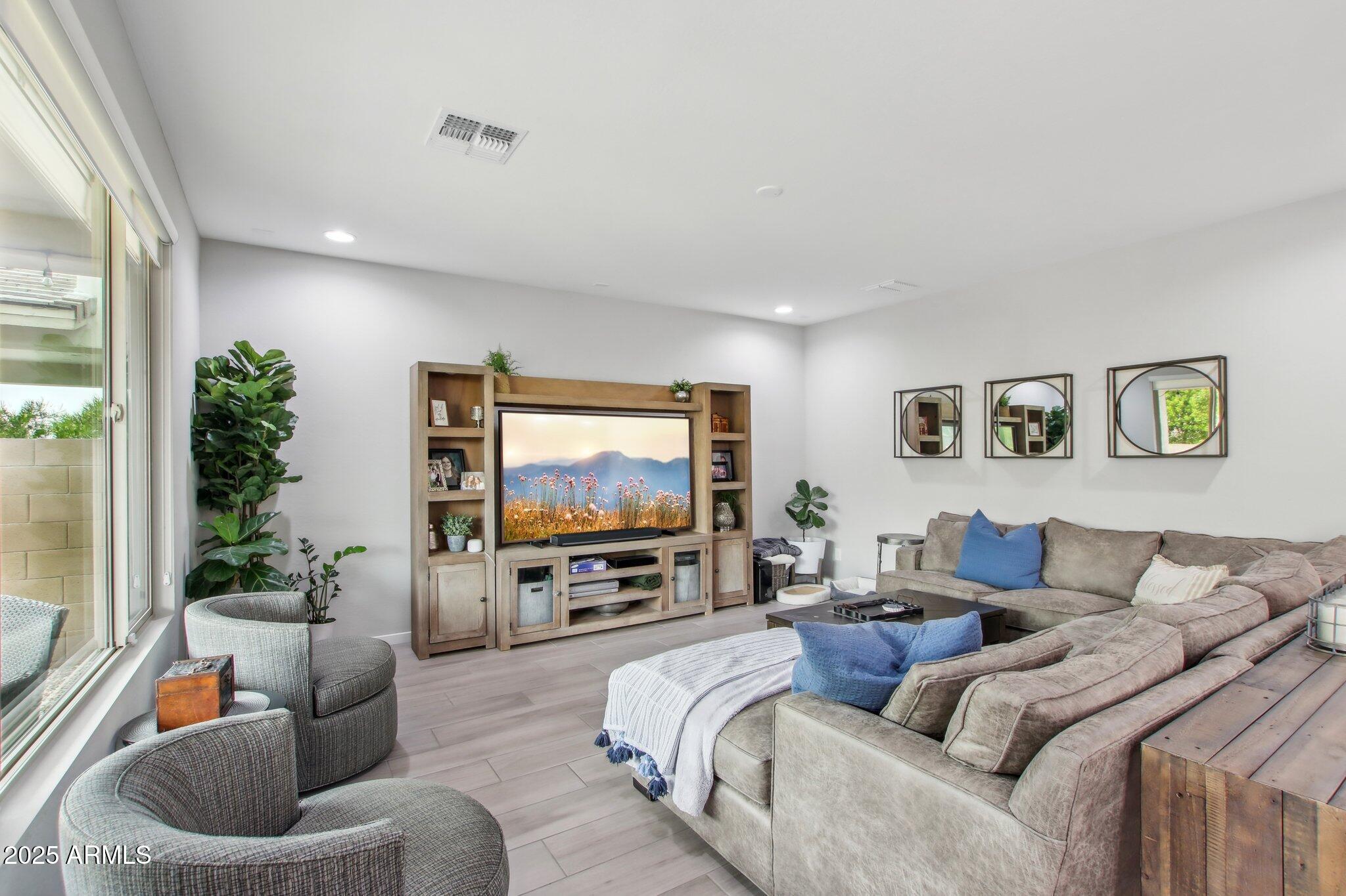 3551 E LOUISE Drive