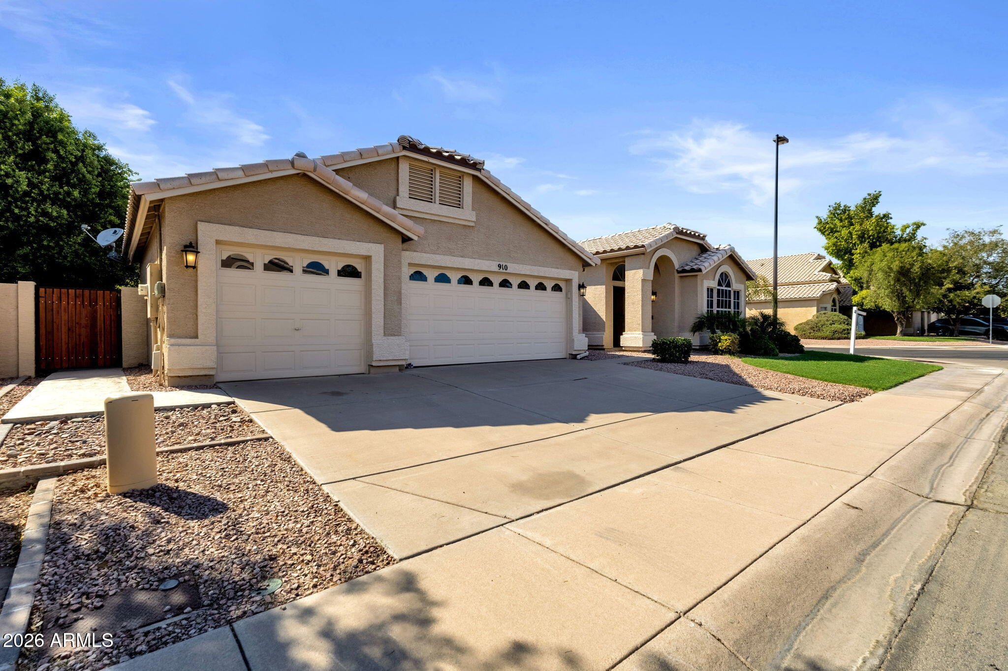 910 S PARADISE Drive