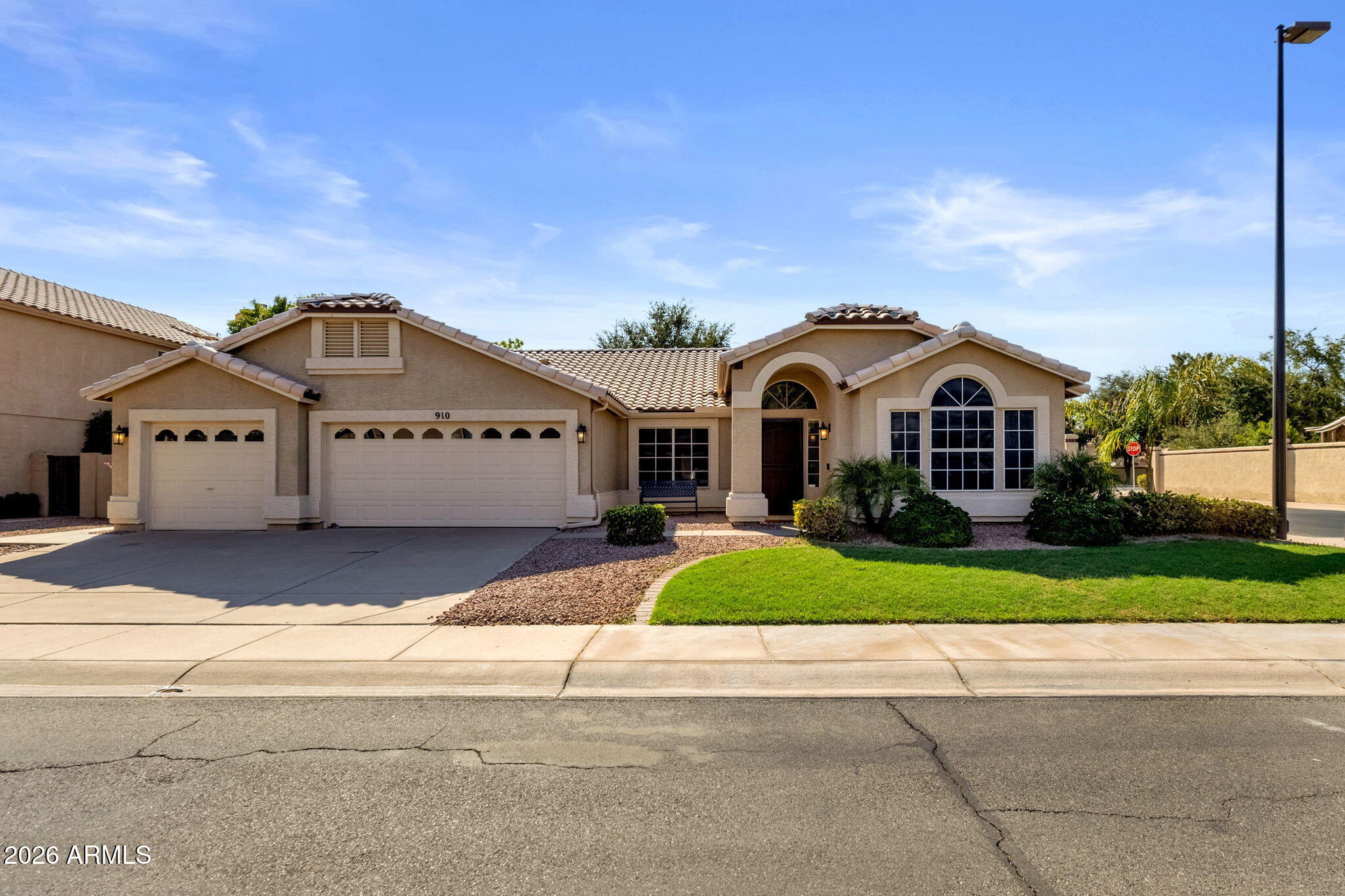 910 S PARADISE Drive