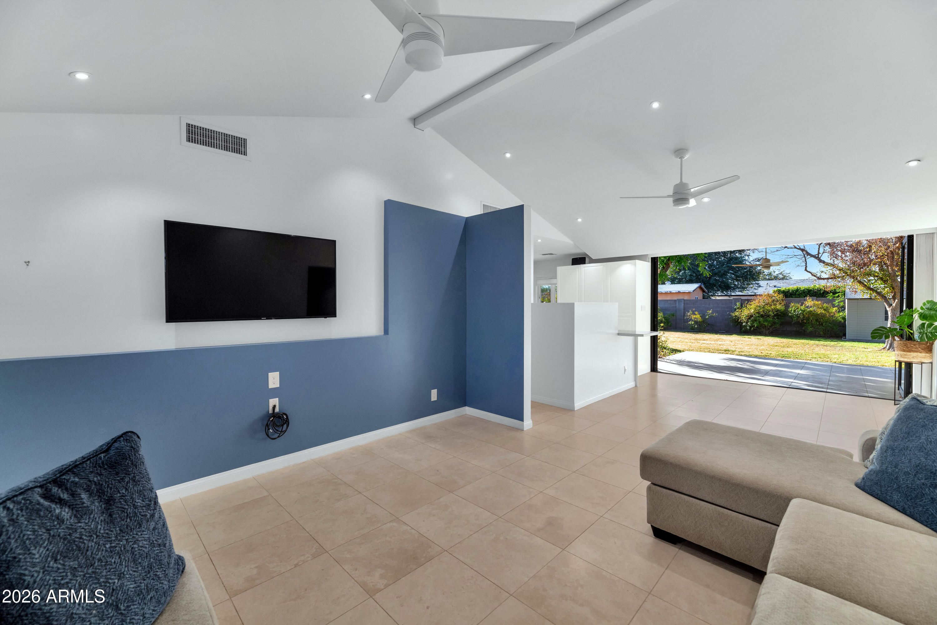 2323 E DEVONSHIRE Avenue