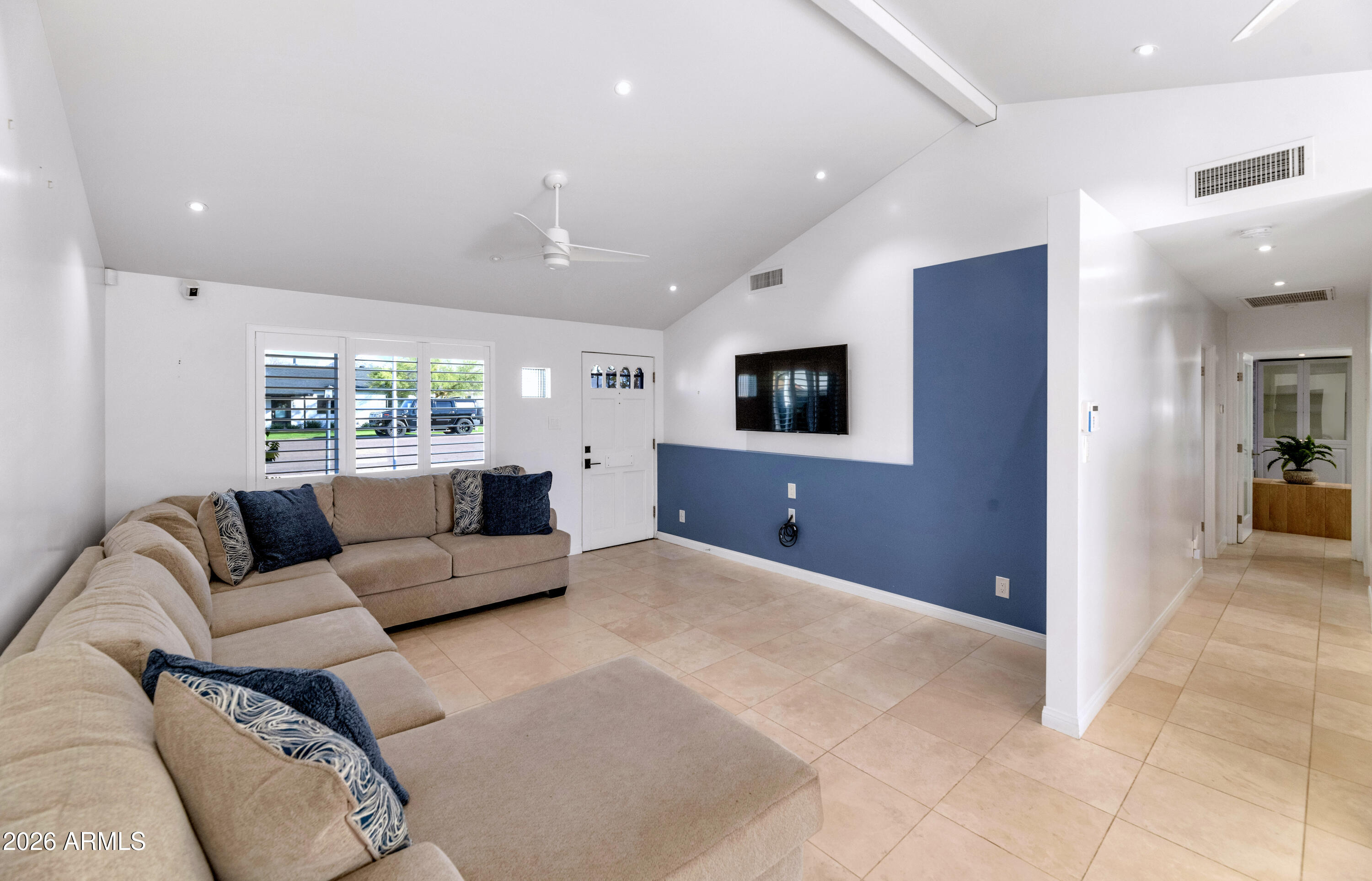 2323 E DEVONSHIRE Avenue