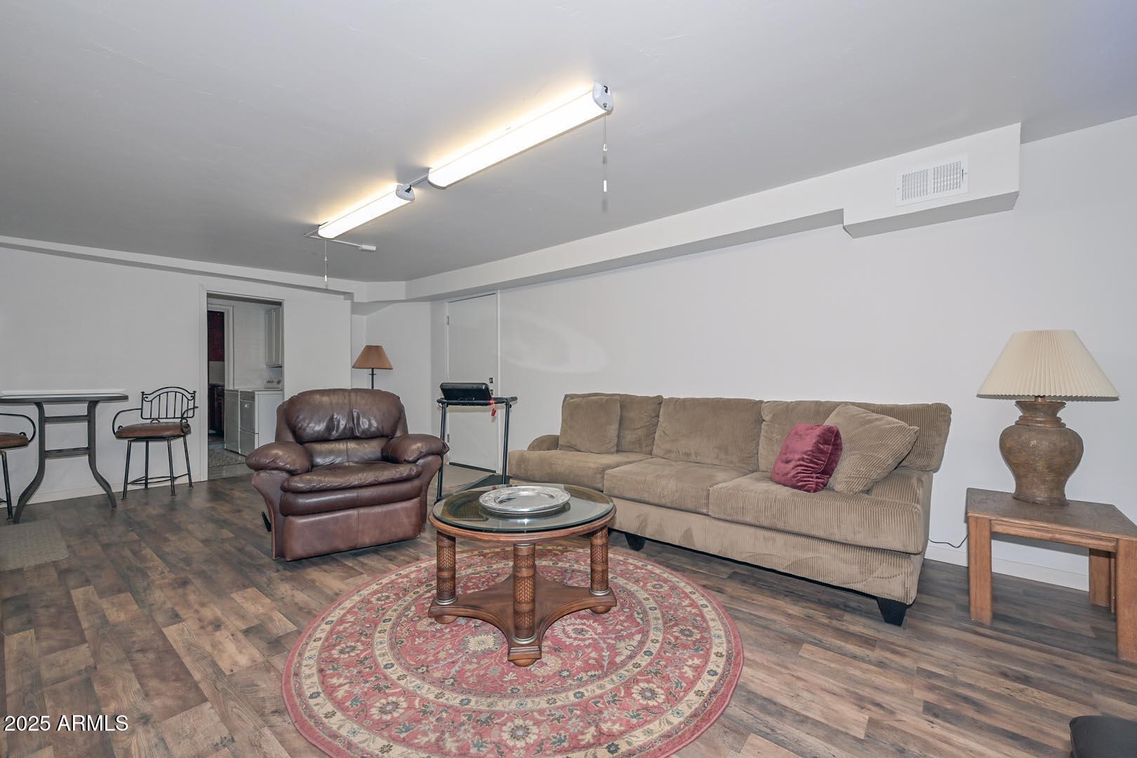 537 W MISSOURI Avenue