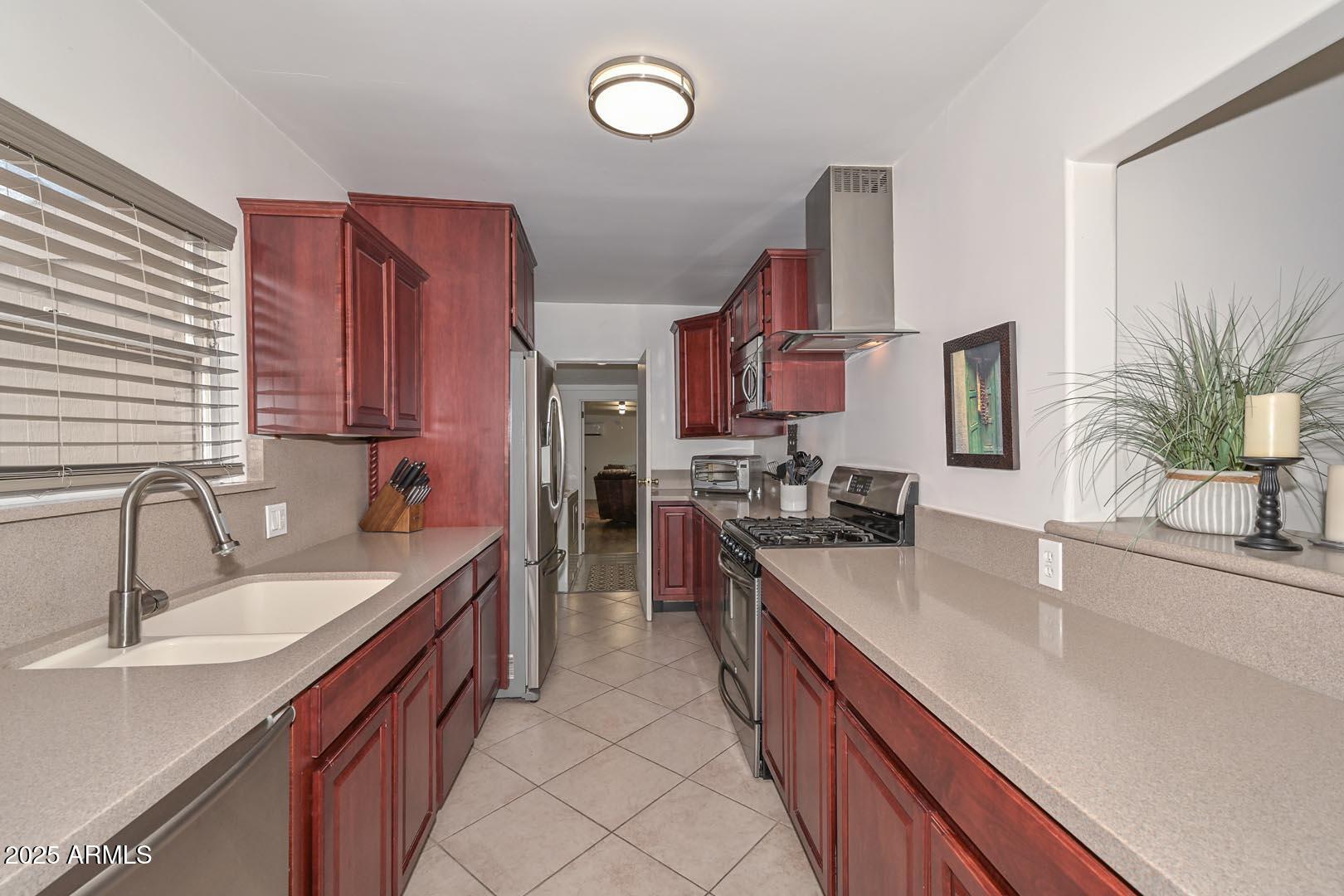 537 W MISSOURI Avenue