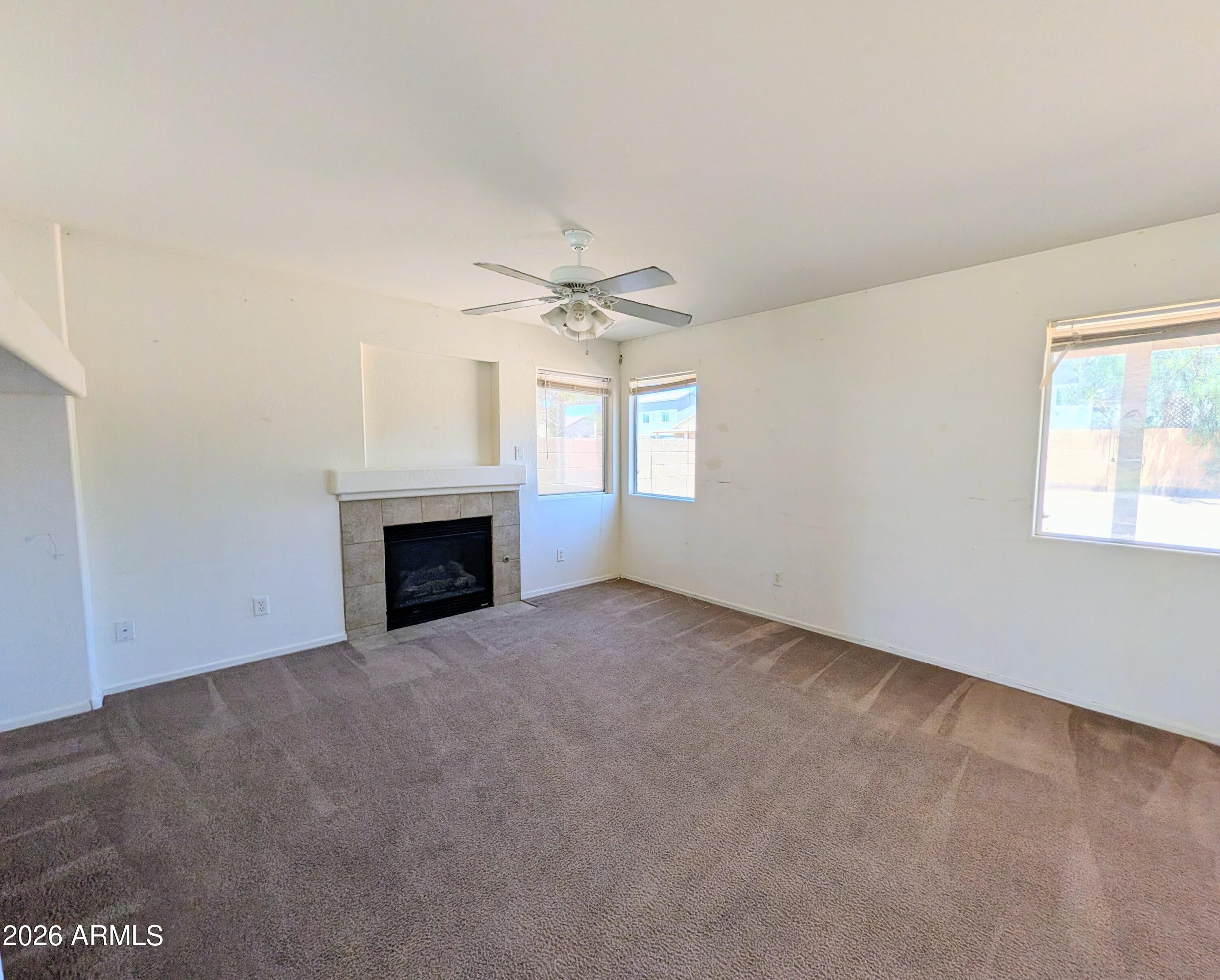 712 W BALDWIN Loop