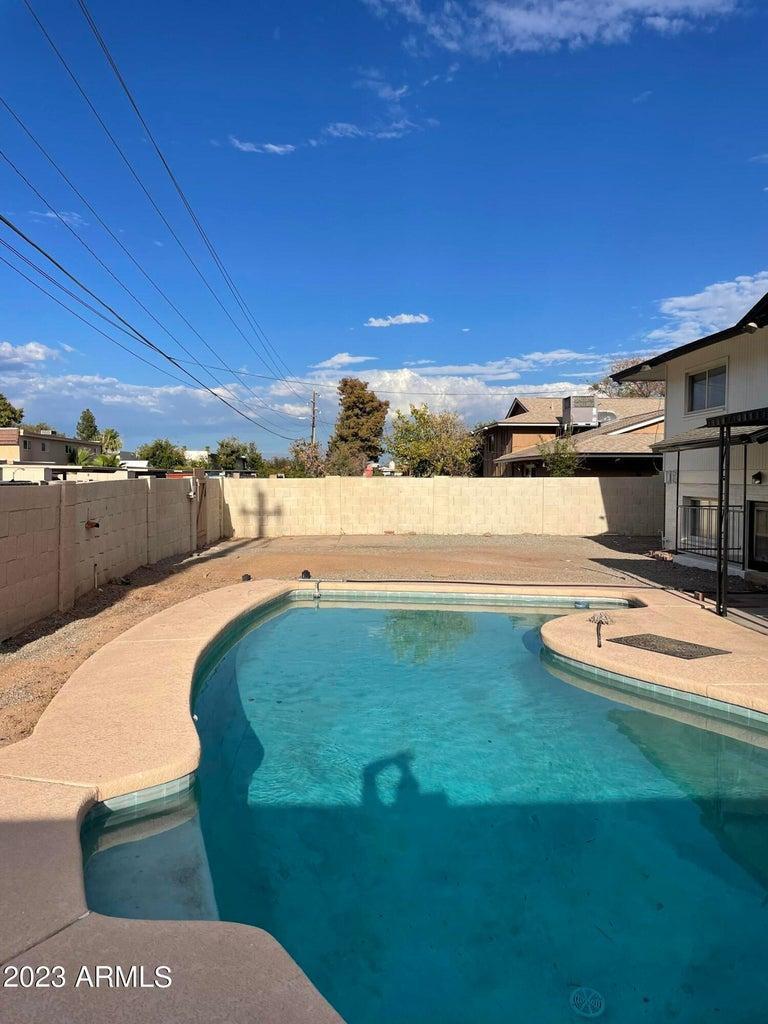 1600 E Laguna