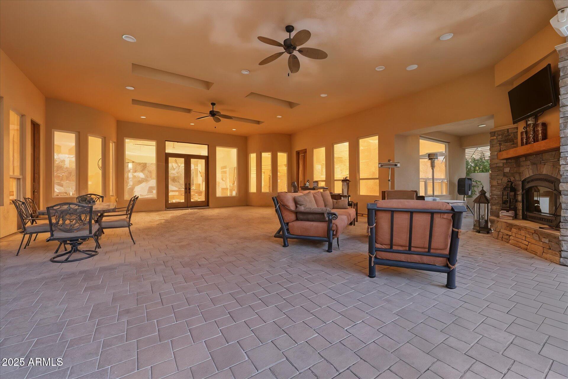 WHITEWING AT HIGLEY - Residential