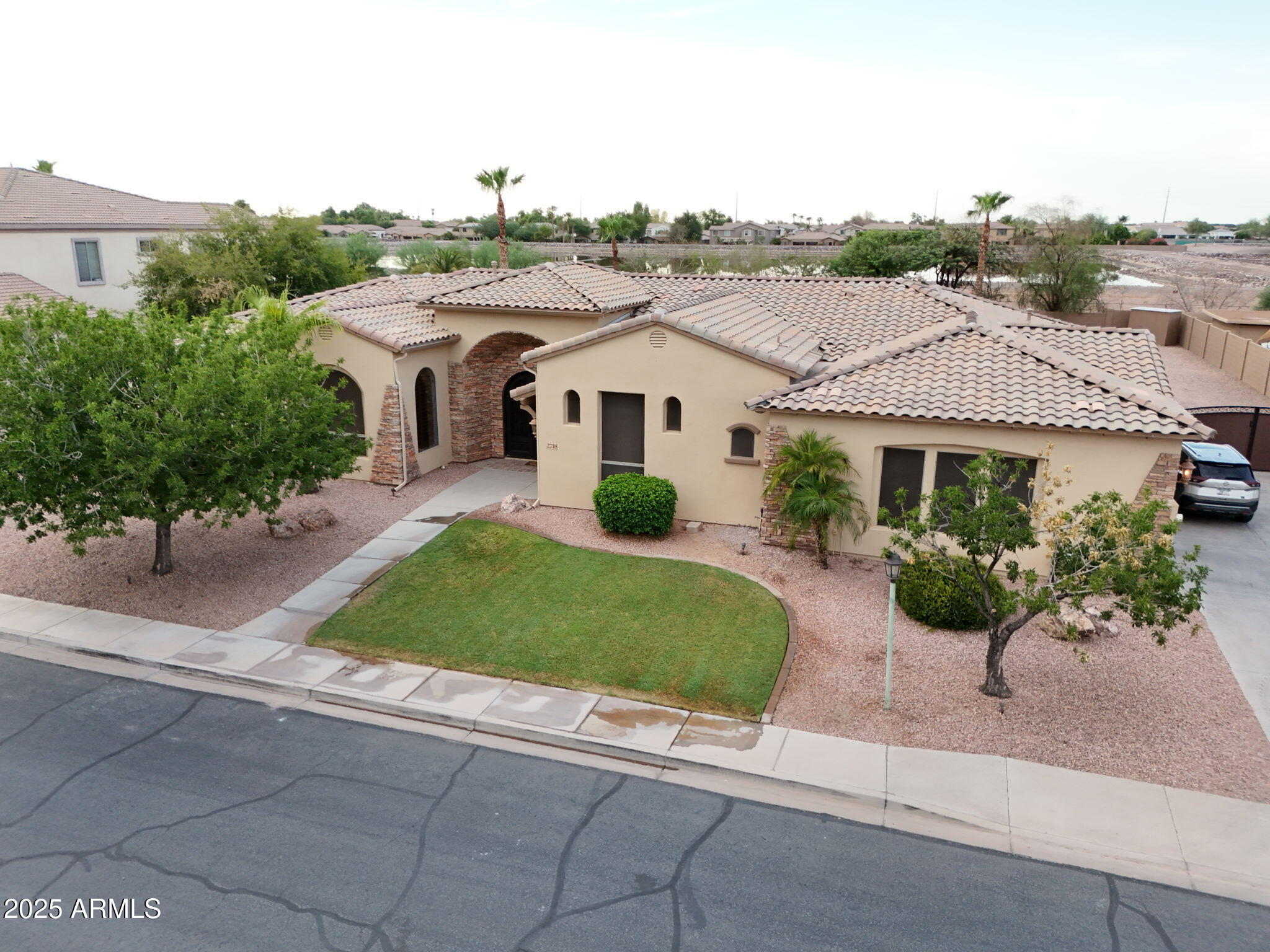 2718 E HORSESHOE Place