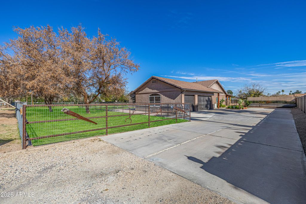 Photo of 1657 S Vine Street, Chandler, AZ 85286 (MLS # 6973918)