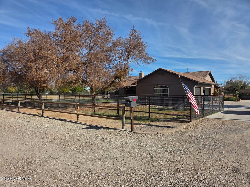 Photo of 1657 S Vine Street, Chandler, AZ 85286 (MLS # 6973918)