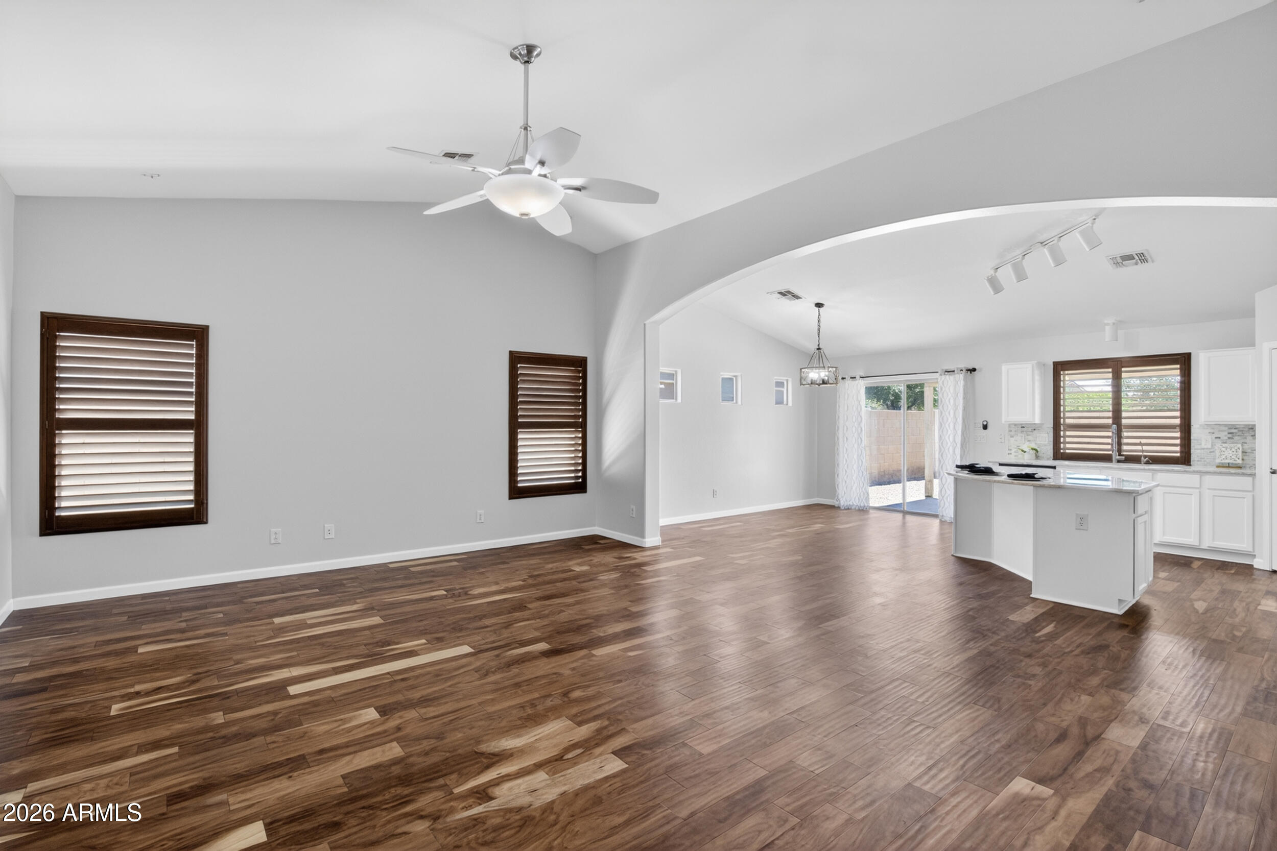 1401 E JEANNE Lane