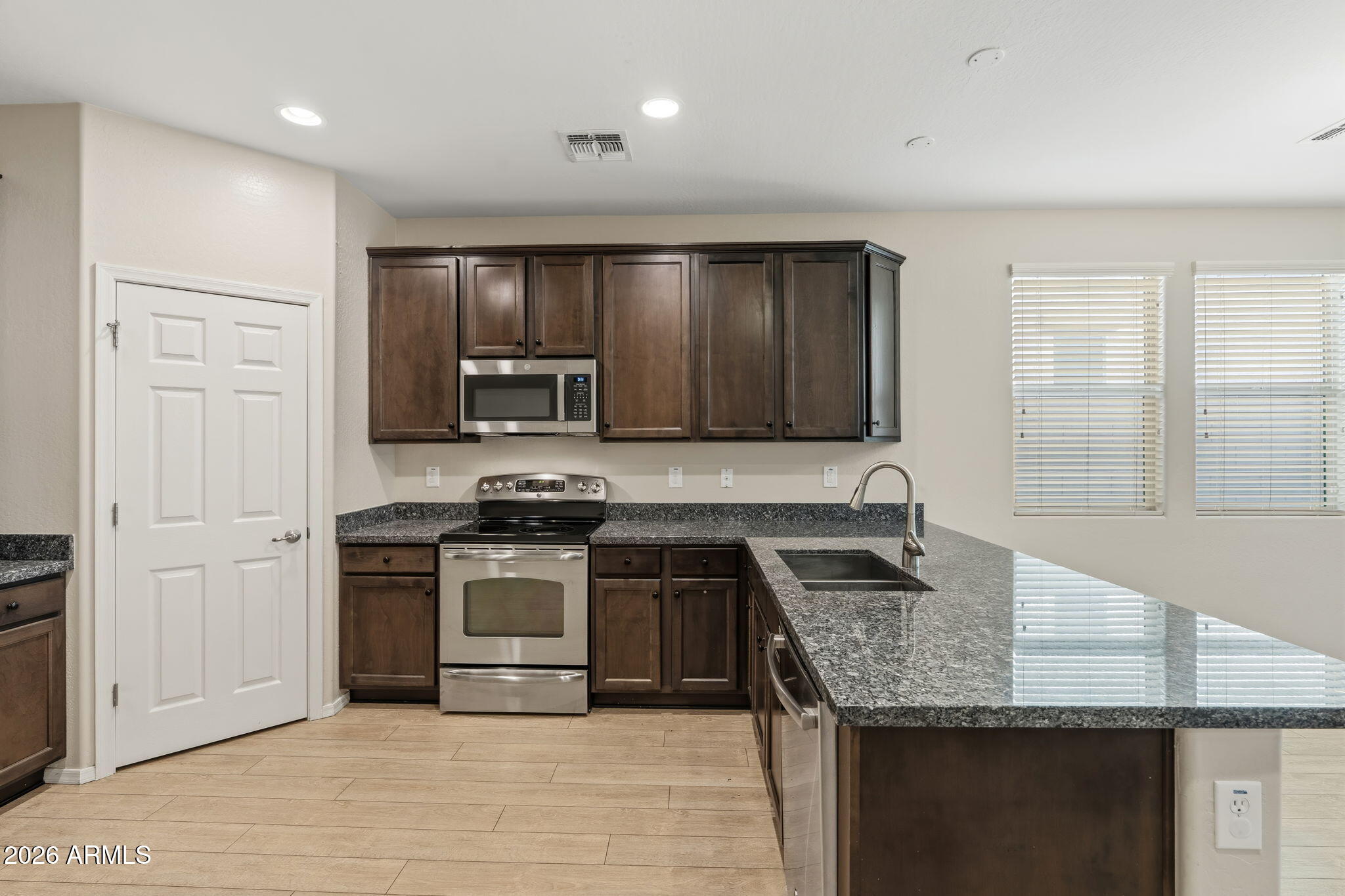 5533 W DESERT HOLLOW Drive