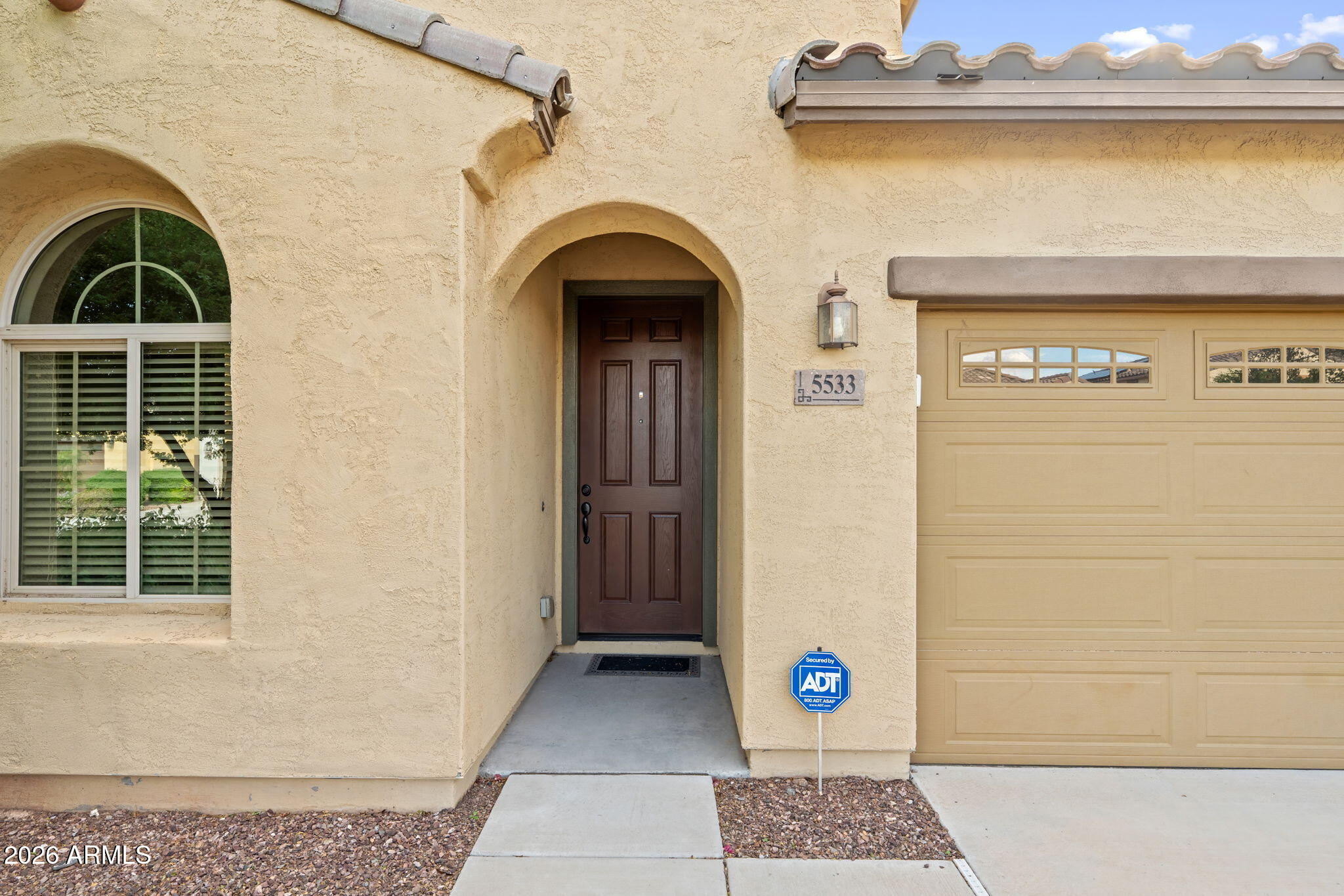 5533 W DESERT HOLLOW Drive