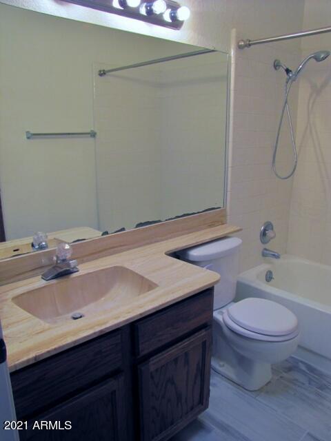 QUAIL HOLLOW - Residential Lease