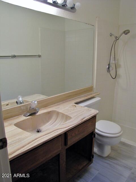 QUAIL HOLLOW - Residential Lease