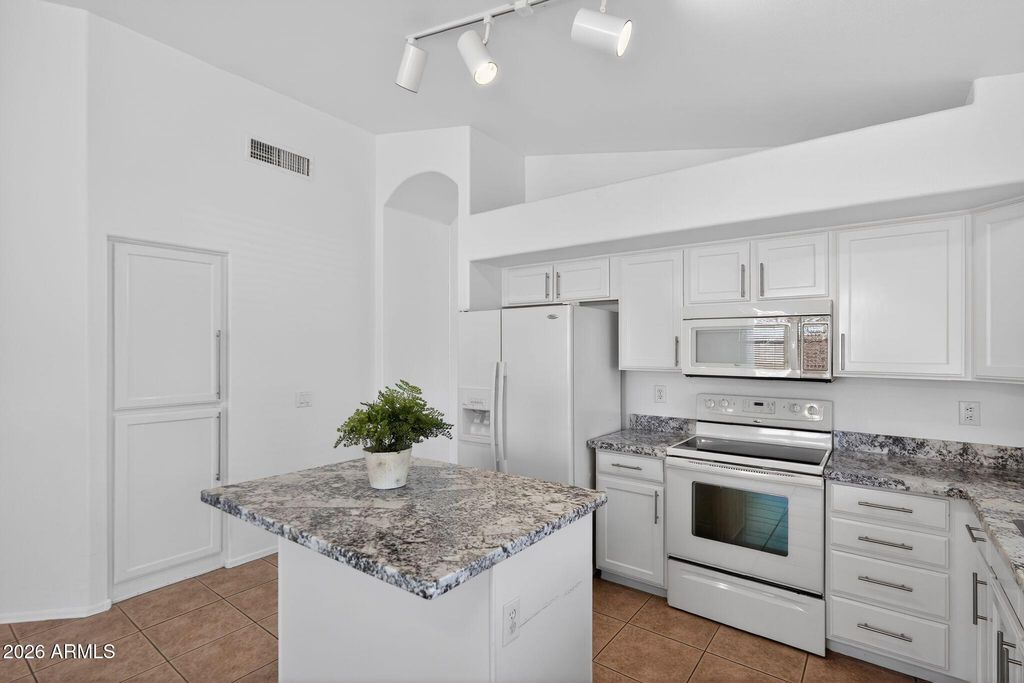 Photo of 6370 W Wahalla Lane, Glendale, AZ 85308 (MLS # 6989736)