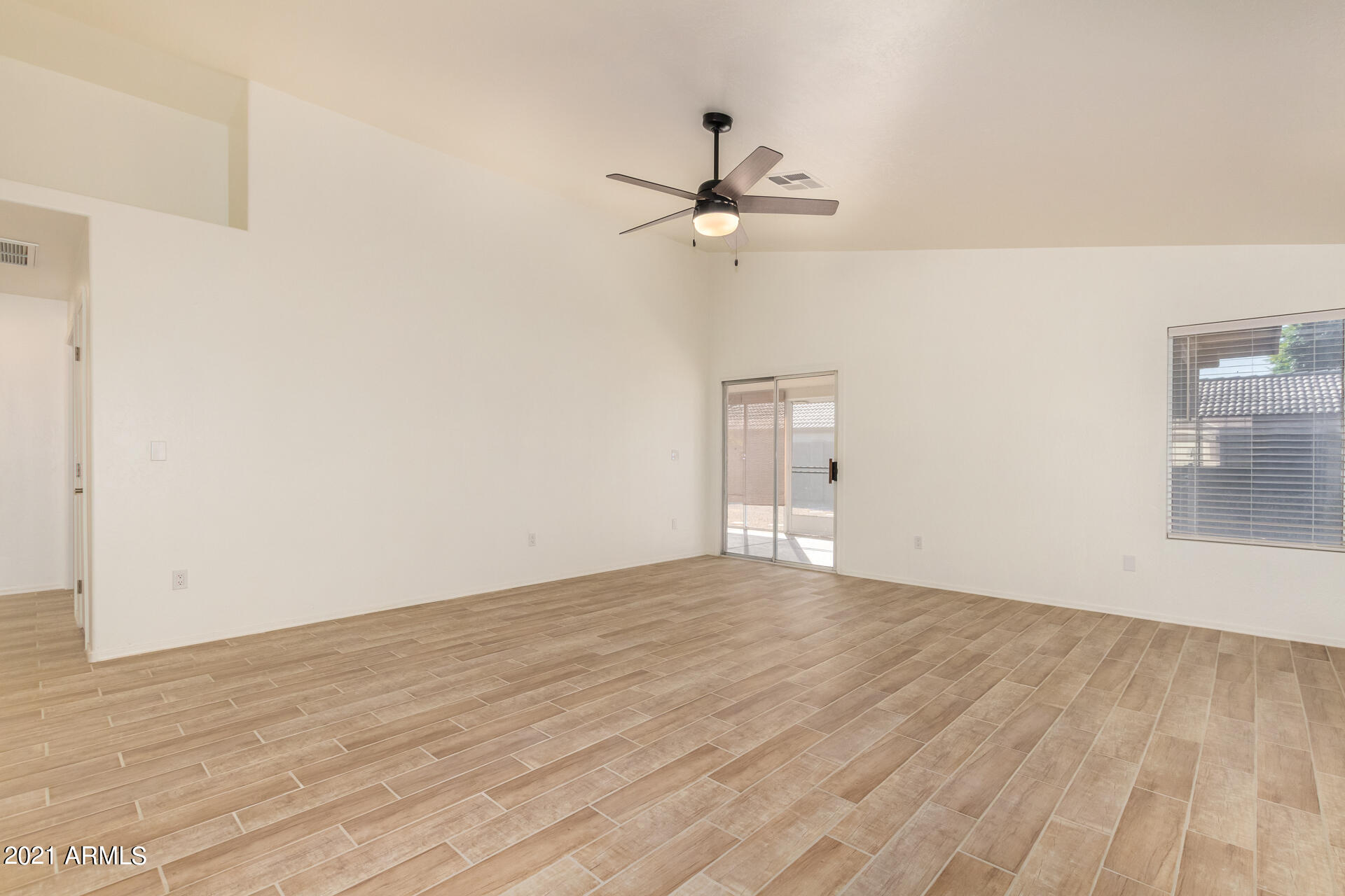 929 E SARAGOSA Street