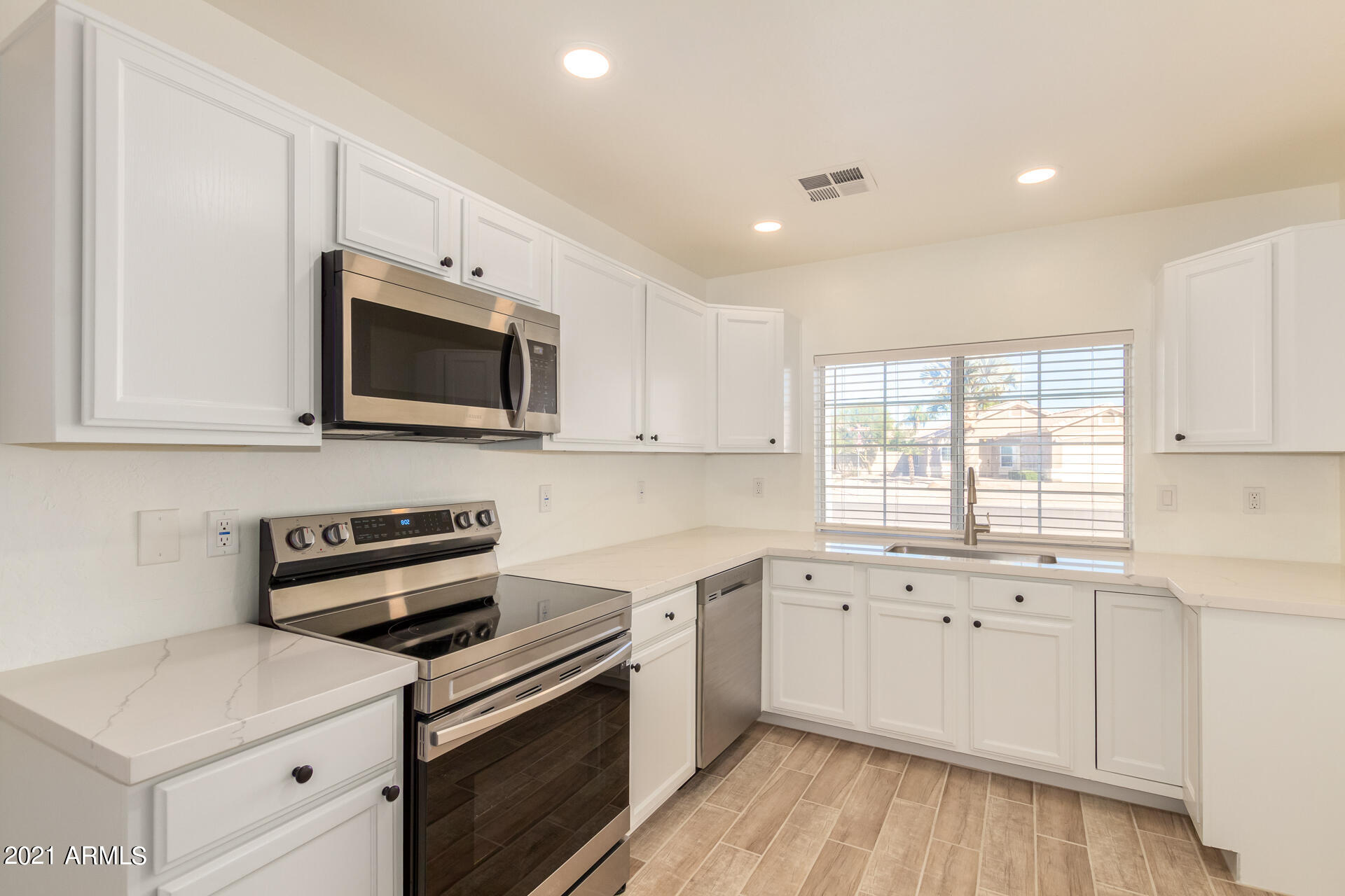 929 E SARAGOSA Street