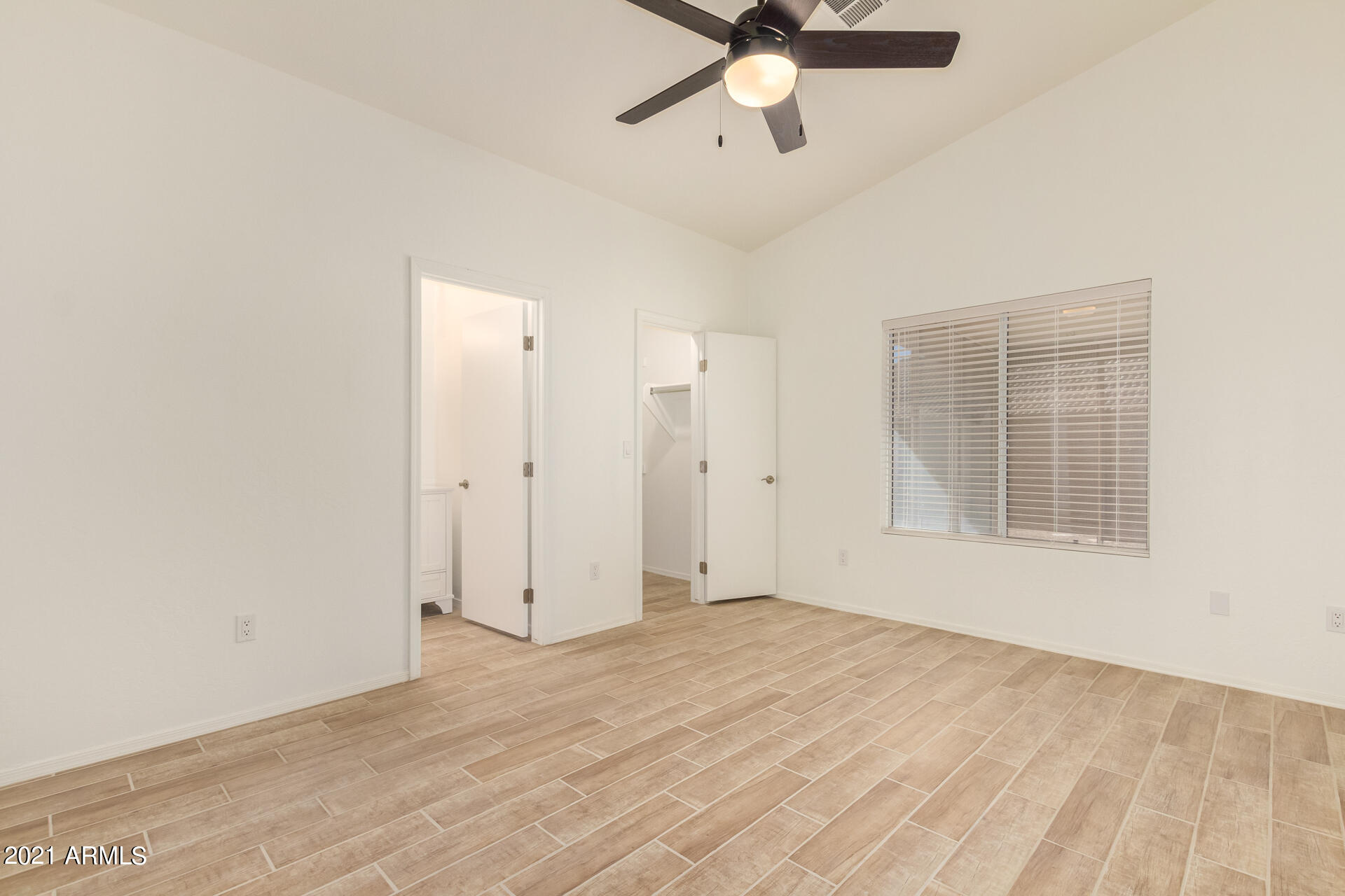 929 E SARAGOSA Street