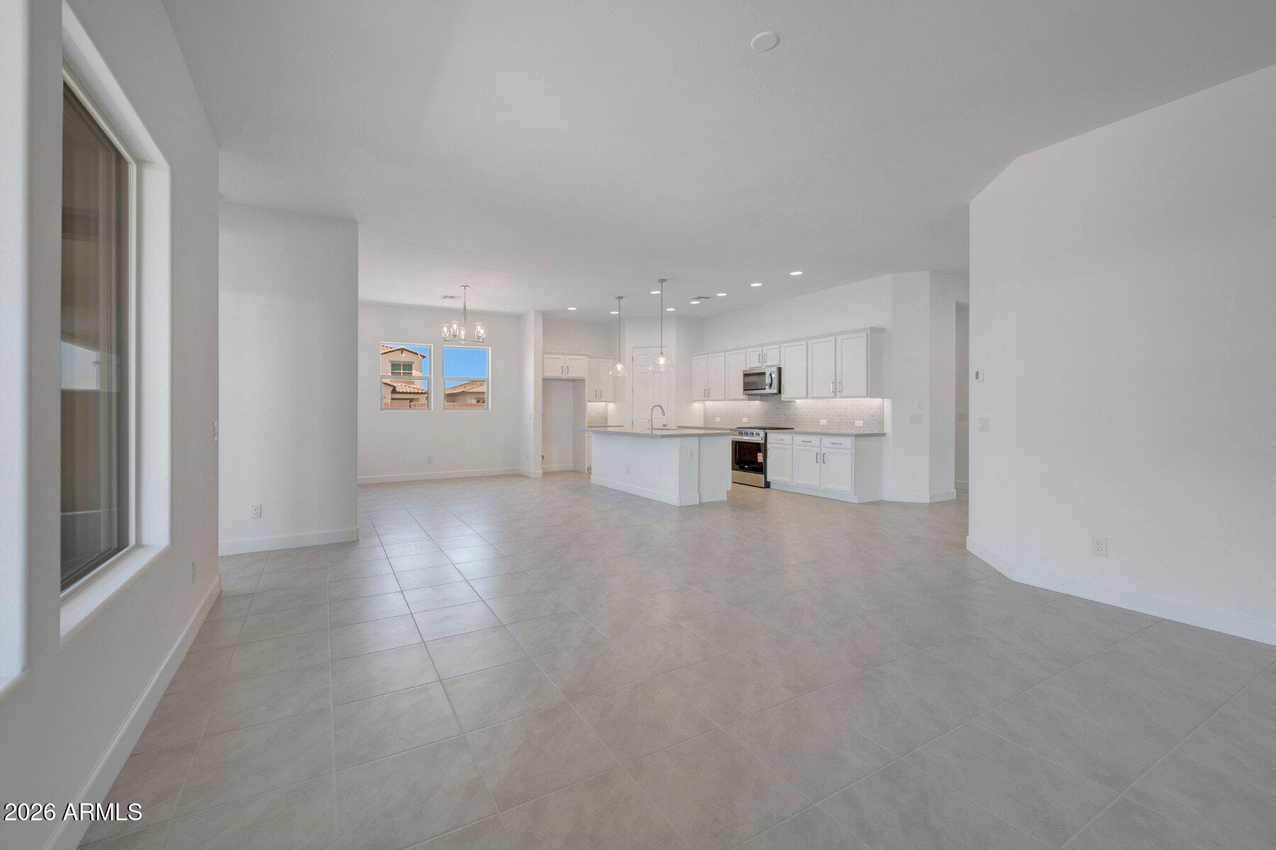 2921 E MISSION Lane